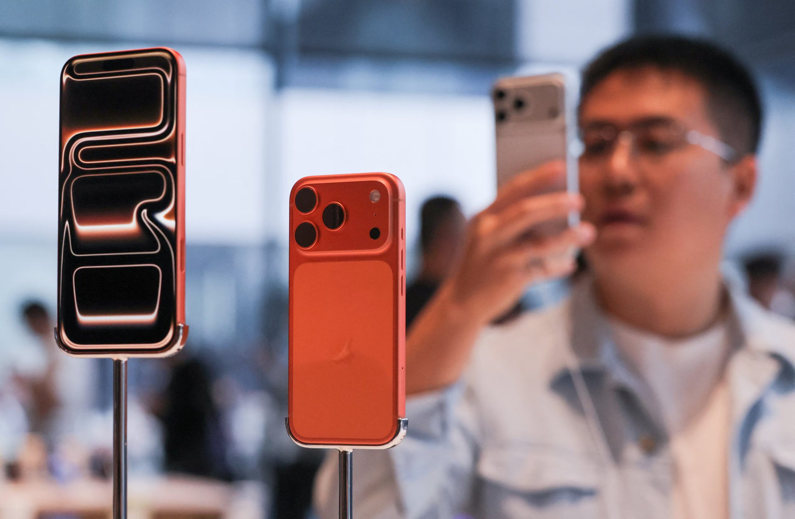 Las imágenes filtradas de proveedores como Tata sugieren que el iPhone 18 Pro tendría un cuerpo y un módulo de cámara trasera más gruesos. (REUTERS/Maxim Shemetov)
