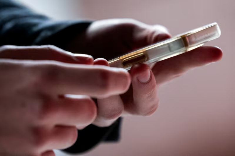 Al deslizar desde la parte superior, el sistema muestra el sensor en uso y el nombre de la aplicación responsable, un atajo que permite decidir si el acceso es legítimo, y actuar rápido si se trata de una herramienta que no debería grabar - REUTERS/Violeta Santos Moura