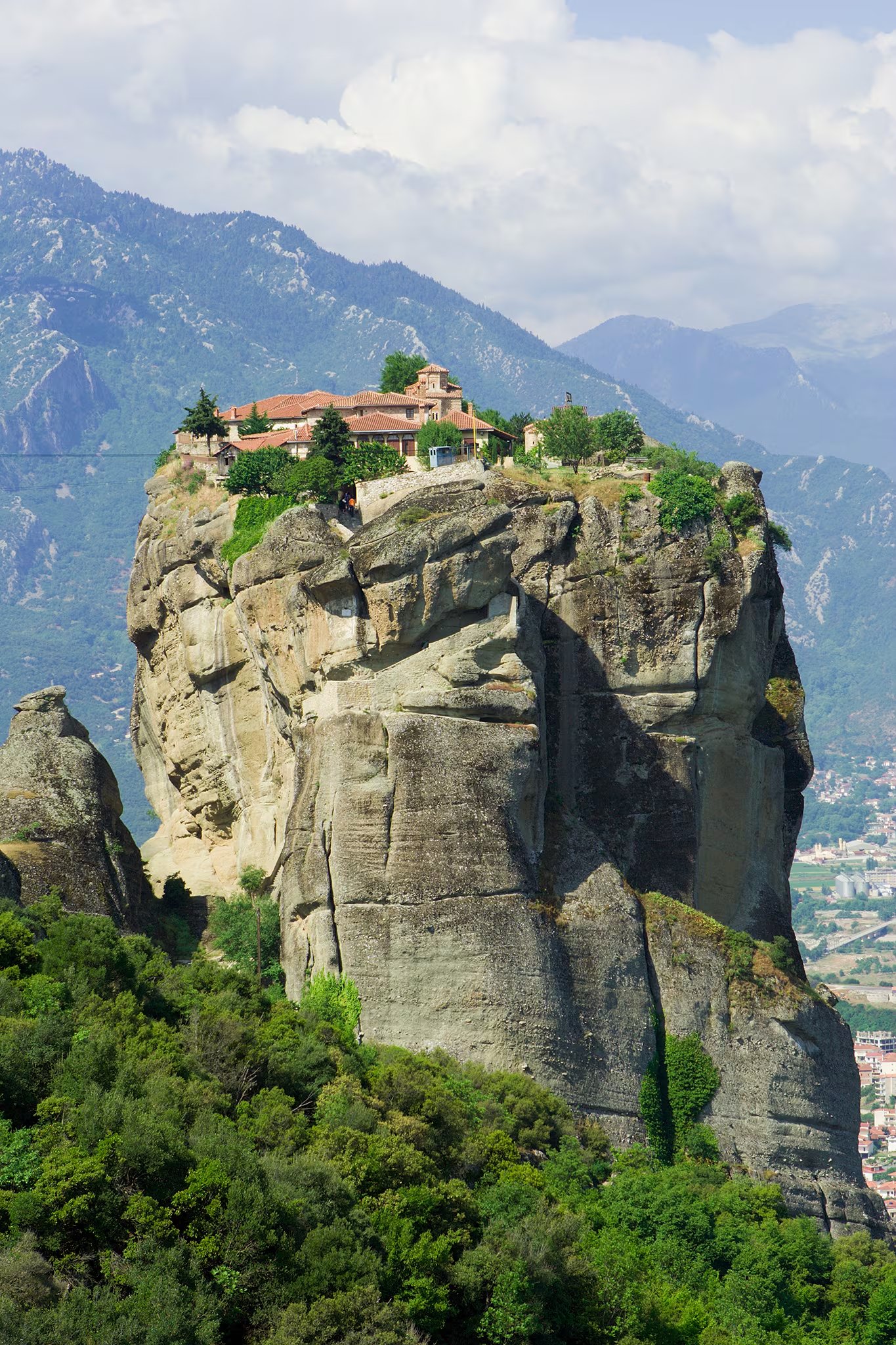Los monasterios de Meteora, construidos sobre monolitos de hasta 400 metros, solo eran accesibles mediante poleas y redes, garantizando el aislamiento buscado por los monjes (Wikipedia - Dido3)