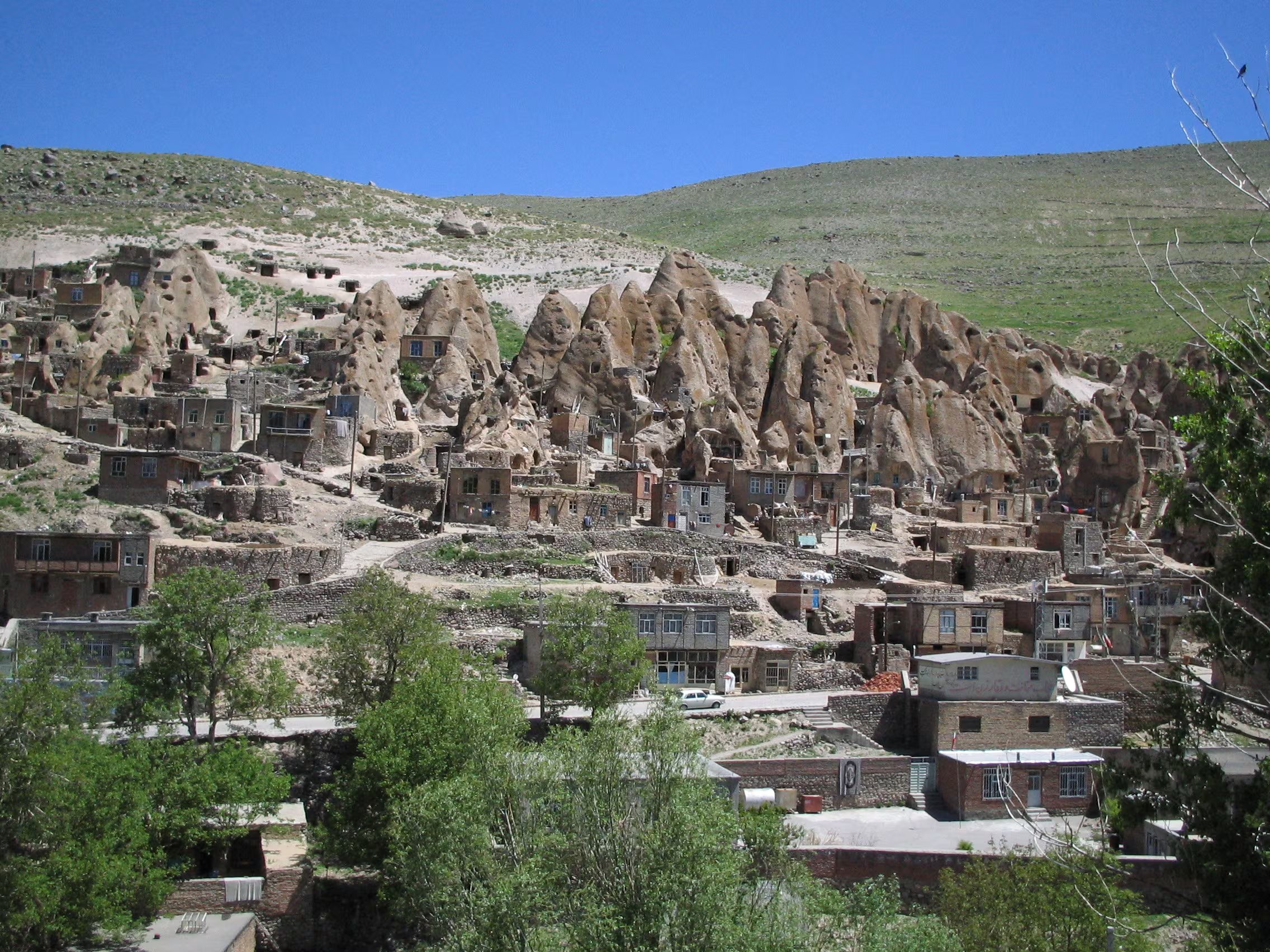 En Kandovan, viviendas trogloditas ahuecadas en conos volcánicos siguen habitadas, ofreciendo un modelo de adaptación arquitectónica en Irán (Wikipedia)