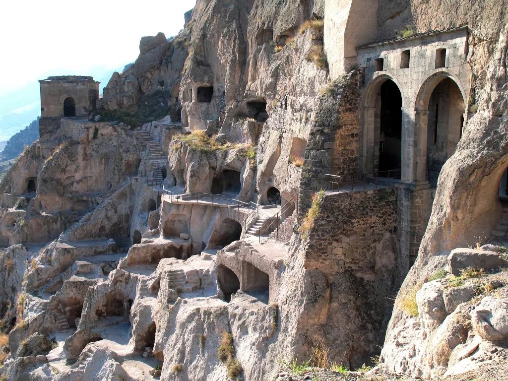Vardzia, urbe tallada en la roca durante el siglo XII, llegó a albergar miles de estancias interconectadas y un avanzado sistema de abastecimiento de agua (Wikipedia - Lidia Ilona)