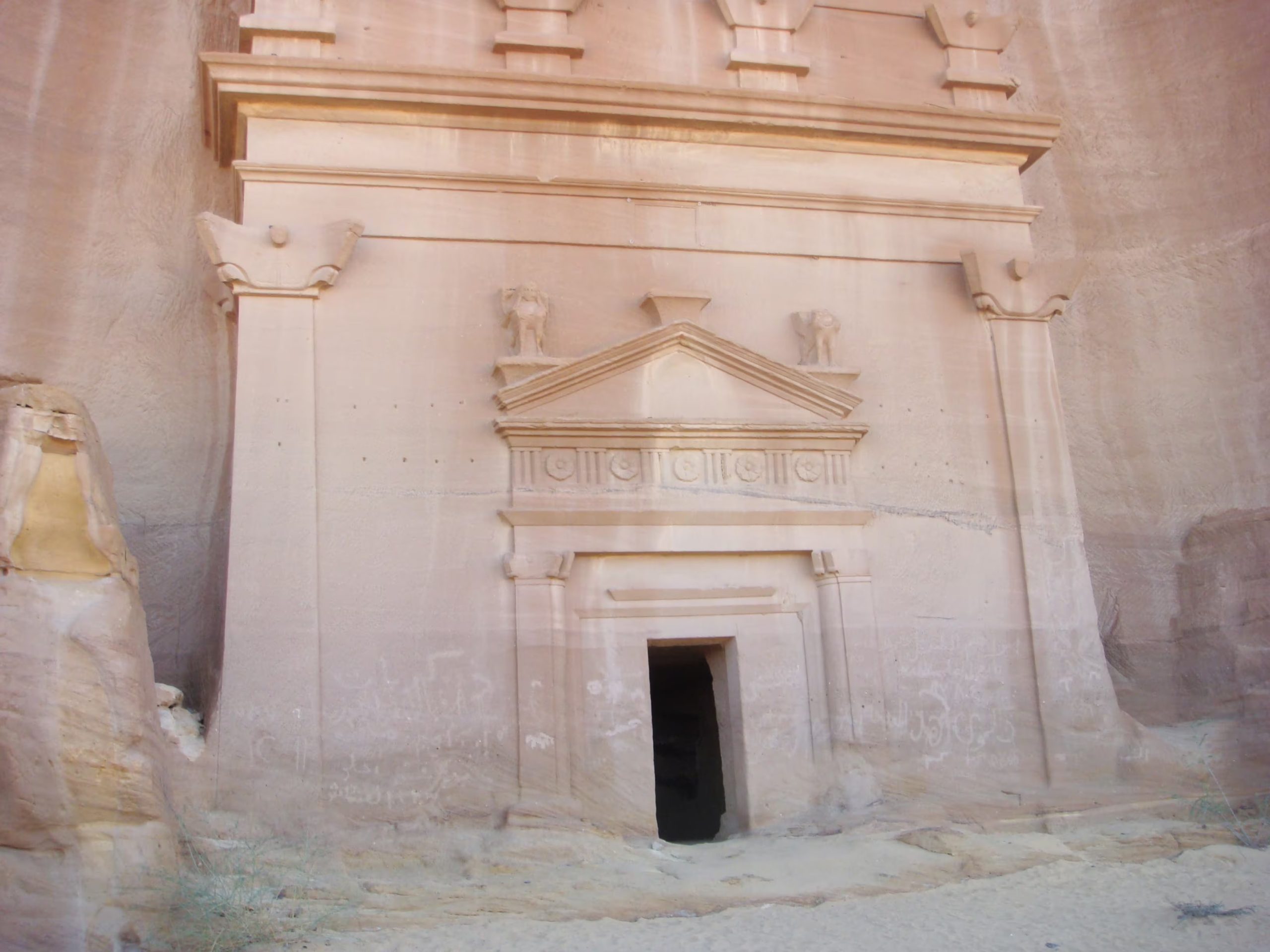 Hegra, en Arabia Saudita, destaca por sus más de 100 tumbas monumentales talladas en arenisca, fusionando estilos arquitectónicos de distintas culturas antiguas (Wikipedia - KELANTAN JOTTINGS)