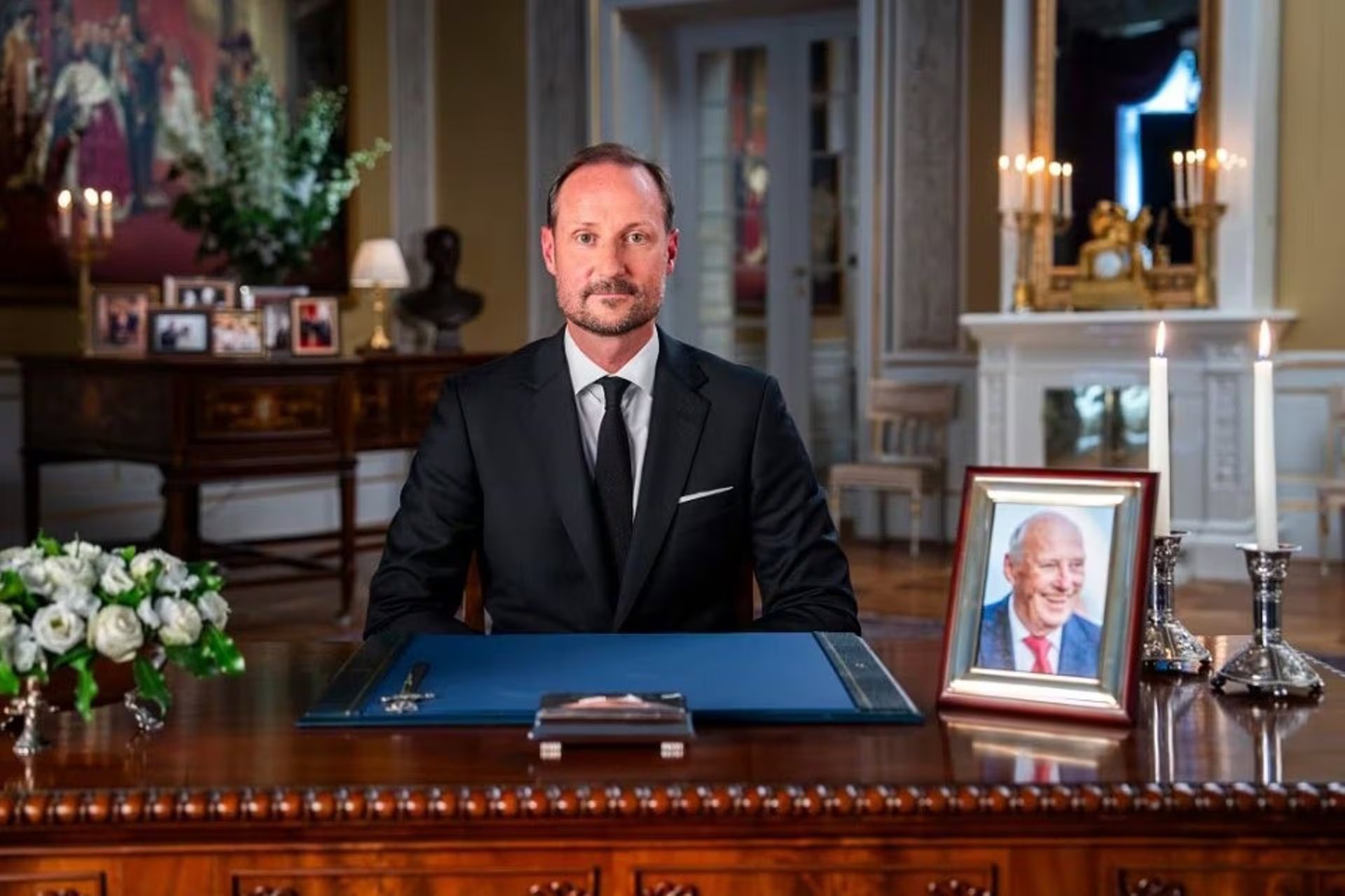 El rey Haakon VIII de Noruega en su primer discurso a la nación tras su acceso al trono después de la muerte el viernes de su padre. (Europa Press)