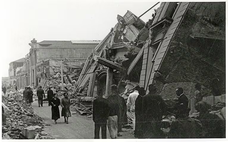 Aunque se calculan alrededor de 30 mil muertos por el sismo, solo se identificaron a poco más de 5 mil victimas. (Archivo Fotográfico y Digital de la Biblioteca Nacional de Chile). 