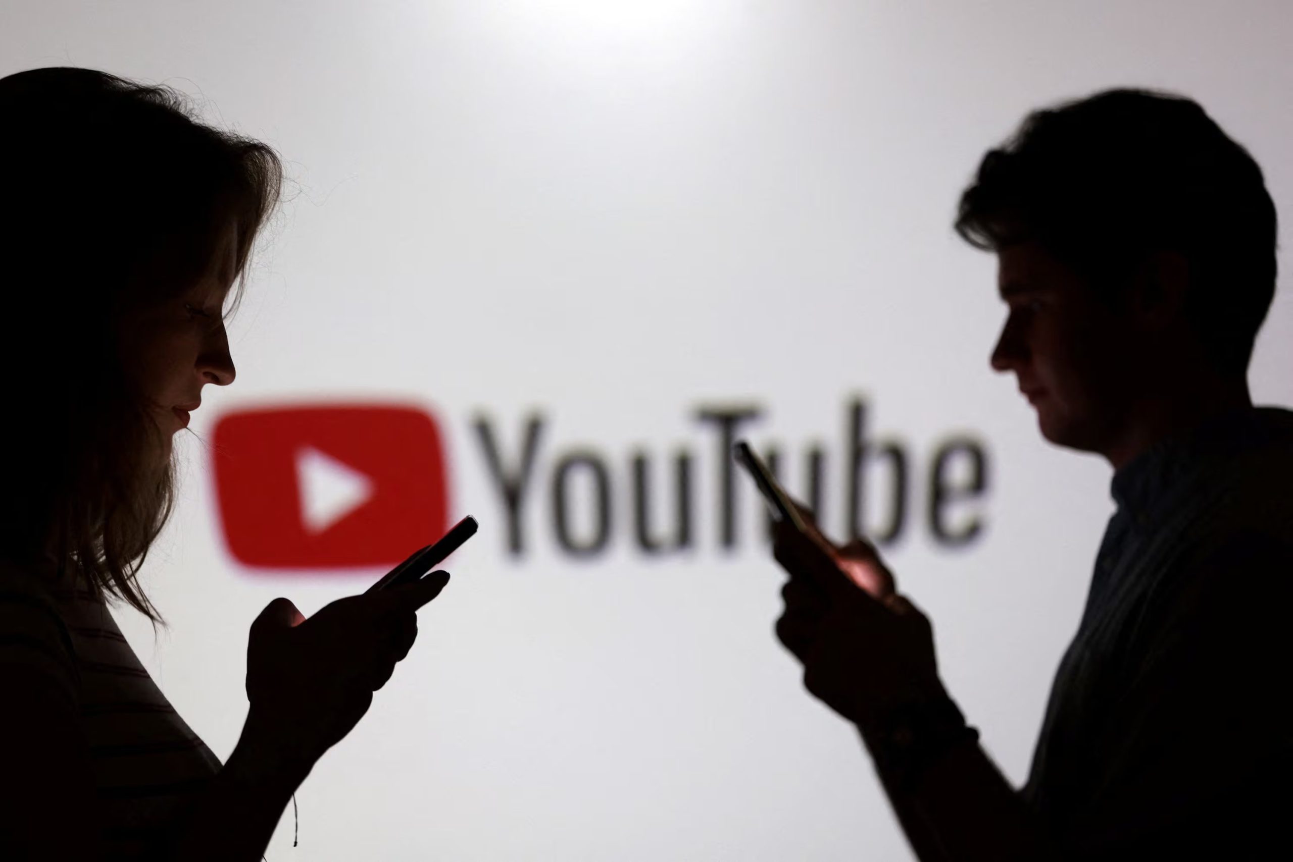 La versión web de YouTube permite ver videos en Android 6, aunque pierde funciones como la reproducción en segundo plano y las notificaciones push. (REUTERS/Dado Ruvic/Illustration)