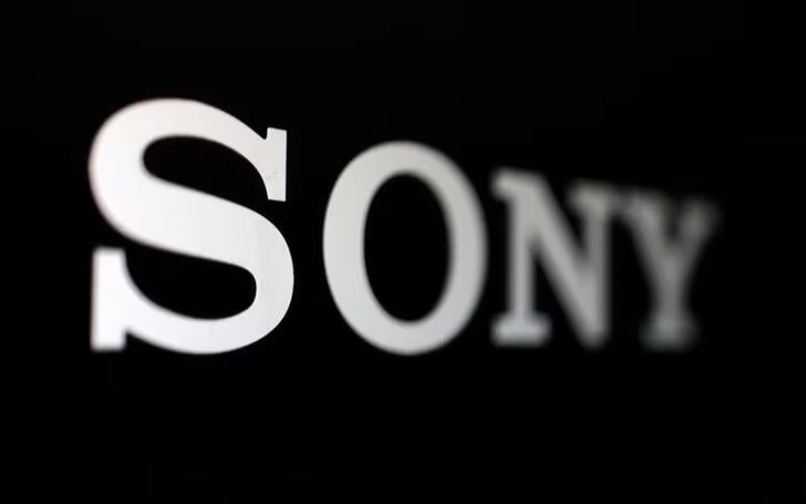 Sony confirmó que desde enero de 2028 dejará de lanzar títulos en disco y ya coloca avisos en empaques de consolas, mientras crece la preocupación por bibliotecas sujetas a servidores, políticas internas y licencias con terceros - REUTERS/Dado Ruvic/Ilustración
