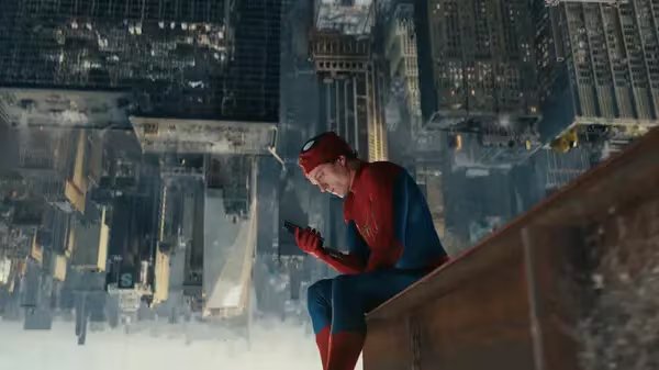 Fotograma de 'Spider-Man: Brand New Day', en la que el protagonista se siente más solo que nunca en su faceta como superhéroe (Sony Pictures)