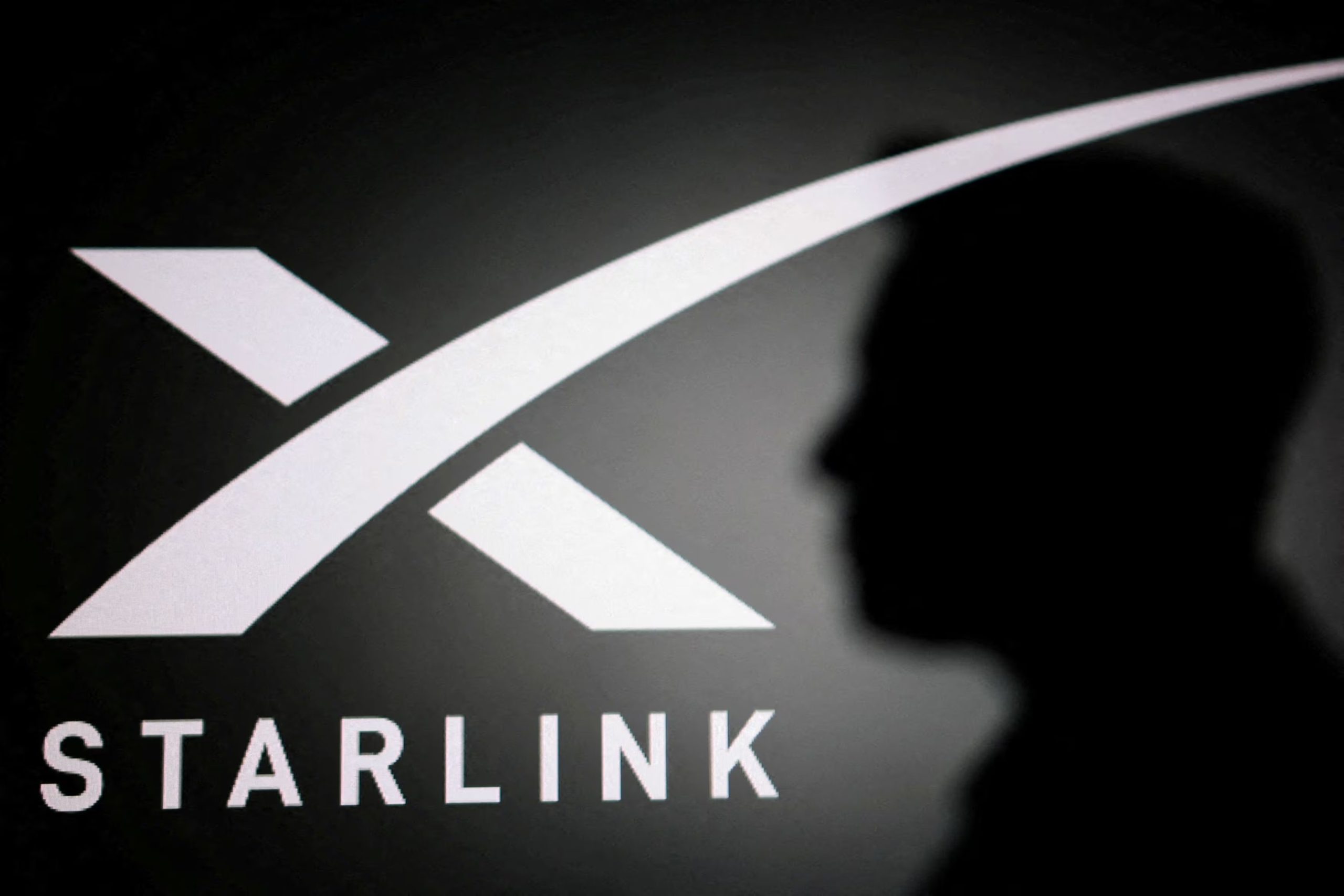 Starlink funciona con miles de satélites en órbita baja, estaciones terrestres y un kit con antena Dishy y router para ofrecer menor latencia. (REUTERS/Dado Ruvic)
