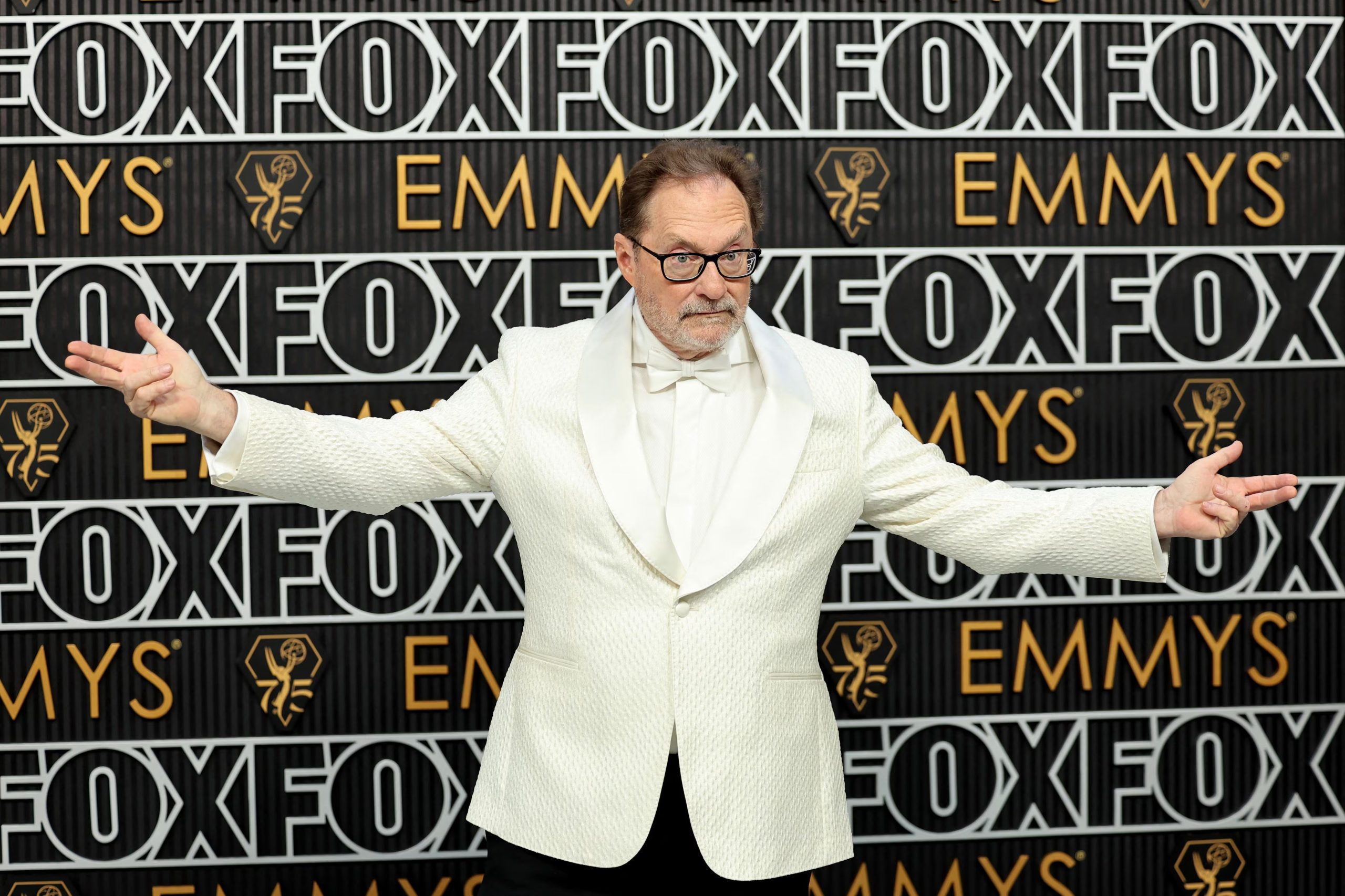 La segunda nominación al Emmy de Stephen Root llegó por su papel de Wick en La maldición de Widow's Bay, la serie de Apple TV+ protagonizada por Matthew Rhys (REUTERS/Mike Blake)