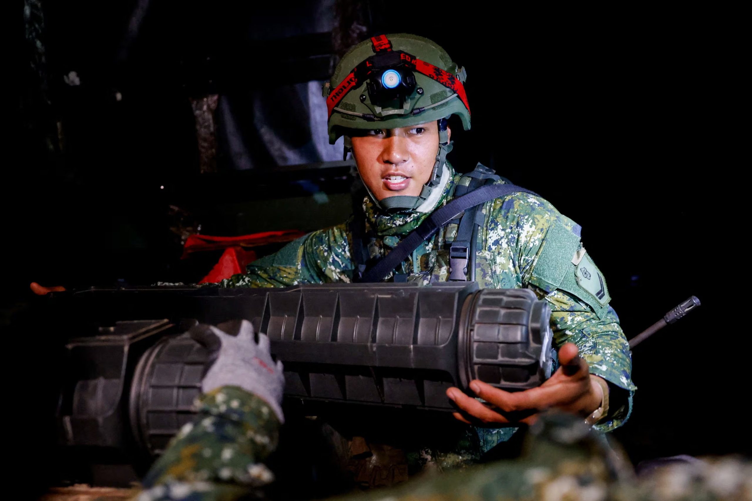 Un soldado taiwanés transporta munición mientras se prepara para un ejercicio de tiro real durante las maniobras militares