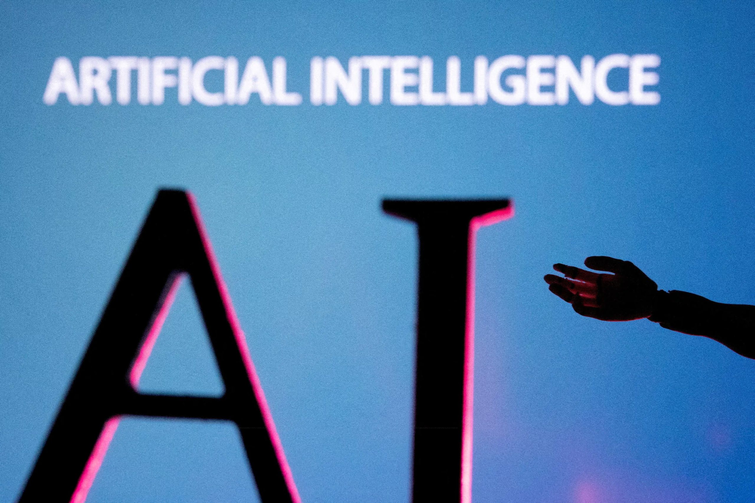 Una ilustración sobre inteligencia artificial refleja la expansión de las herramientas basadas en IA y el debate sobre su impacto en la sociedad (REUTERS/Dado Ruvic)