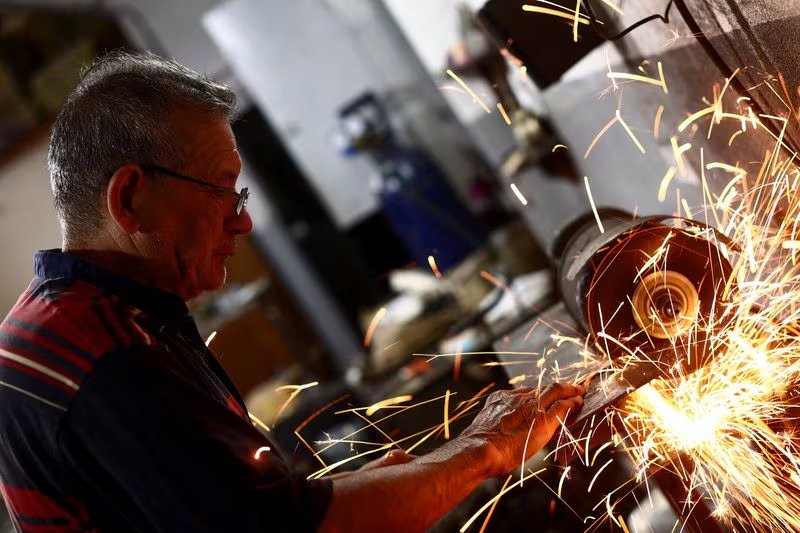 La Ley de Contrato de Trabajo protege el Salario Mínimo Vital y Móvil: esa porción del ingreso es inembargable en todos los casos, salvo deudas alimentarias (Reuters)