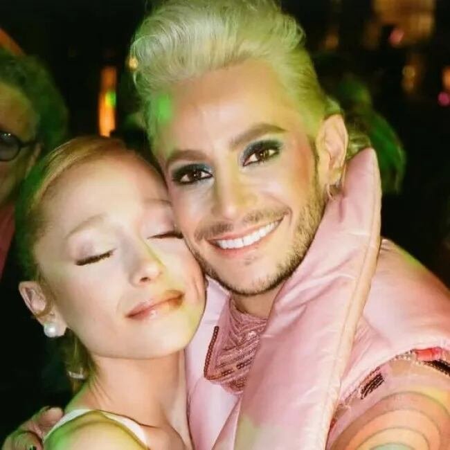 Frankie Grande expresó públicamente su respaldo a Ariana Grande tras el anuncio de su próxima pausa de la exposición pública. (Captura/redes sociales)