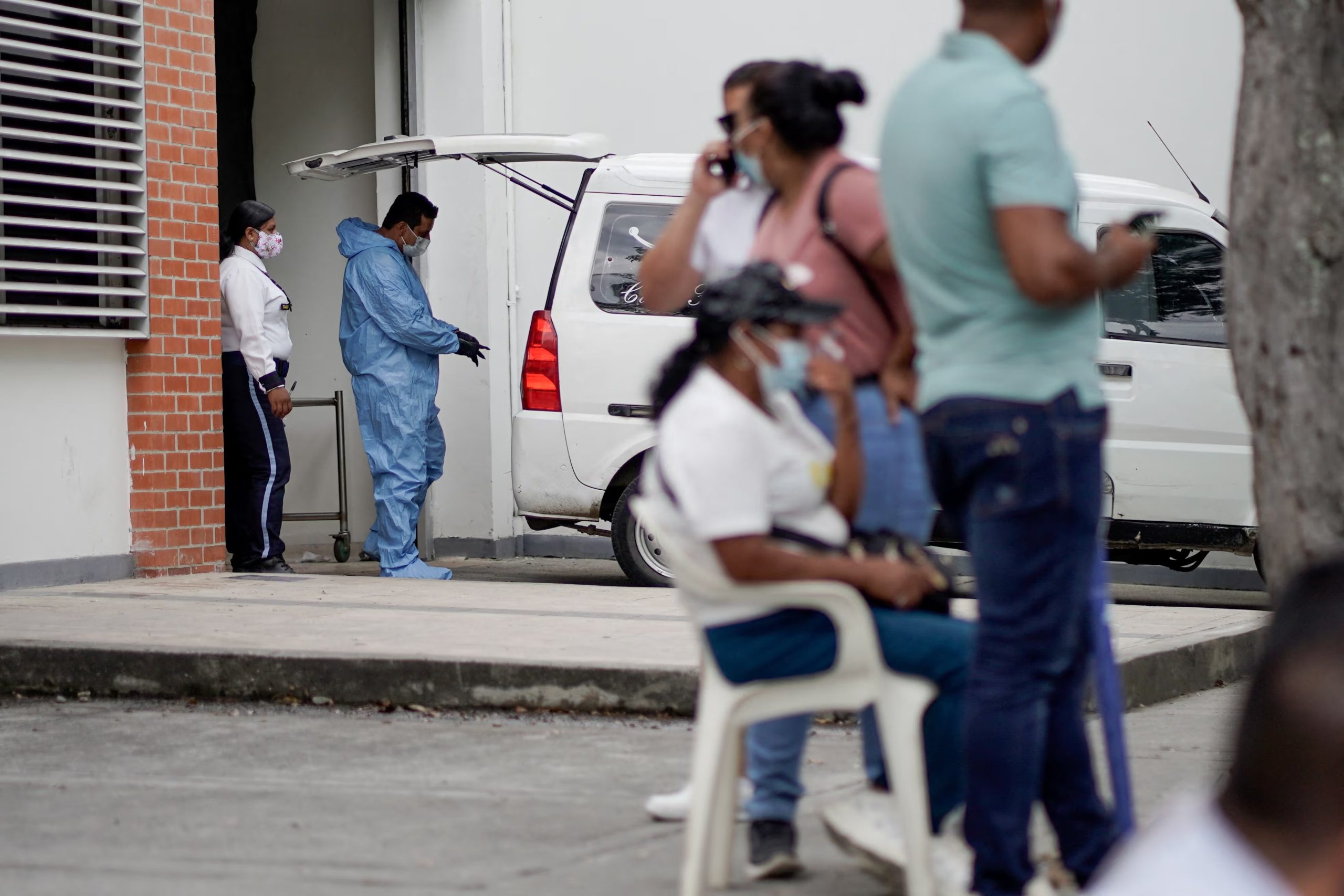 Llegada de cuerpos a Palmira, Valle del Cauca, a una de las sedes del Instituto de Medicina Legal . REUTERS/Sergio Acero