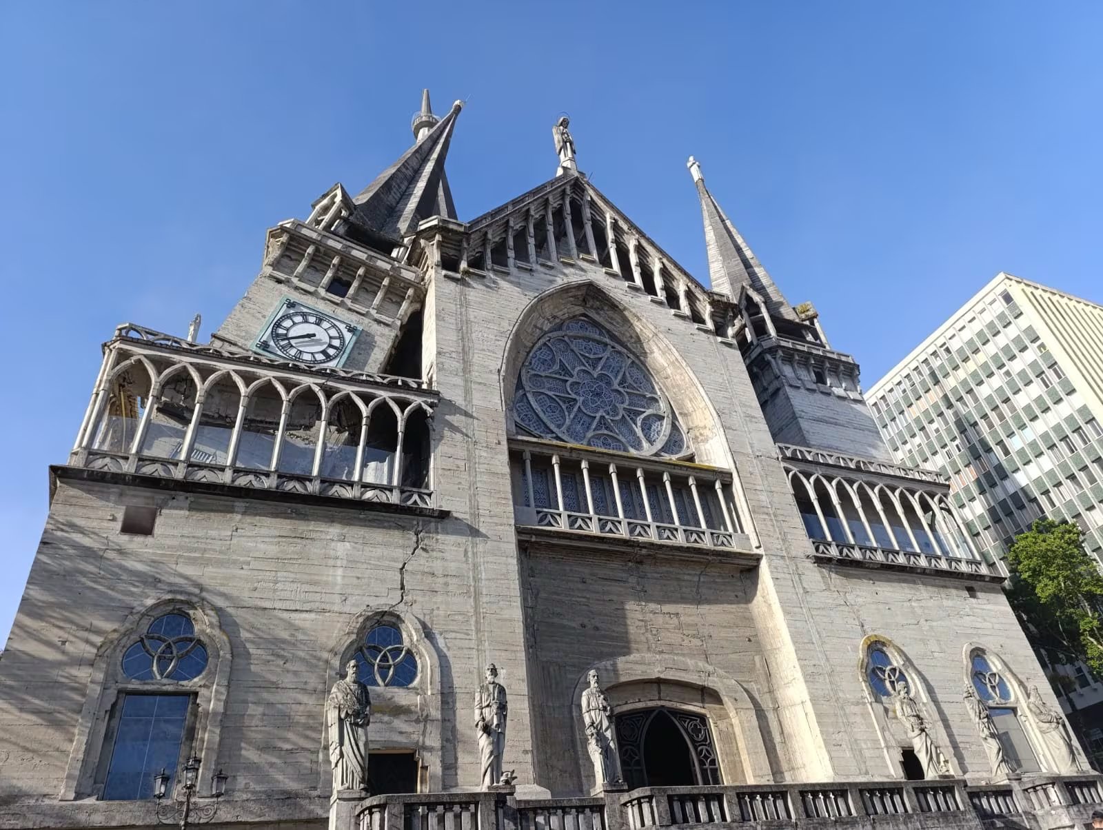 Una torre de la catedral de Manizales sufrió afectaciones - crédito redes sociales