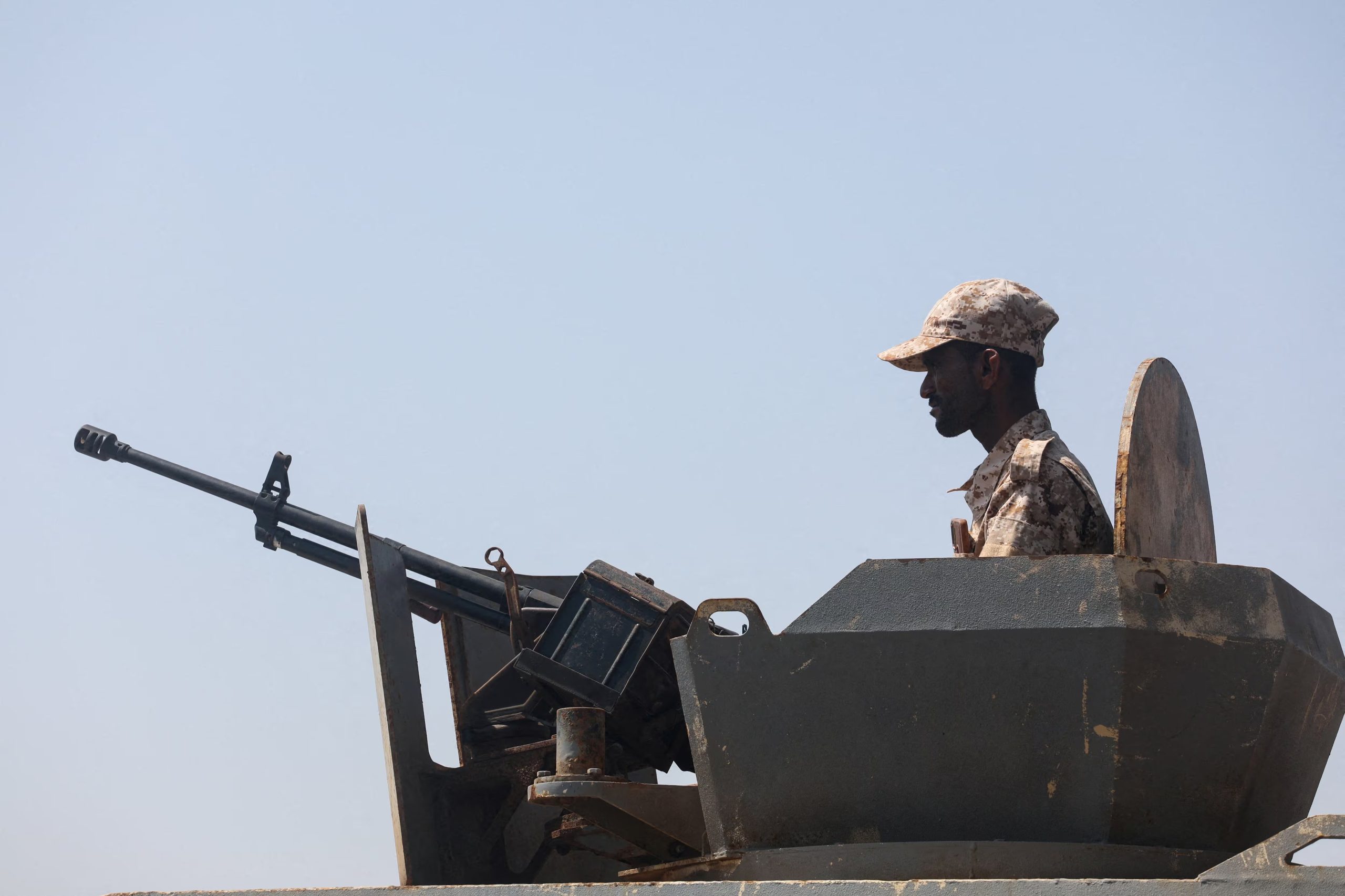 FOTO DE ARCHIVO. Un soldado yemení maneja una ametralladora montada en un camión de patrulla militar en la costa de Bab el-Mandeb, Yemen, el 2 de abril de 2026
REUTERS