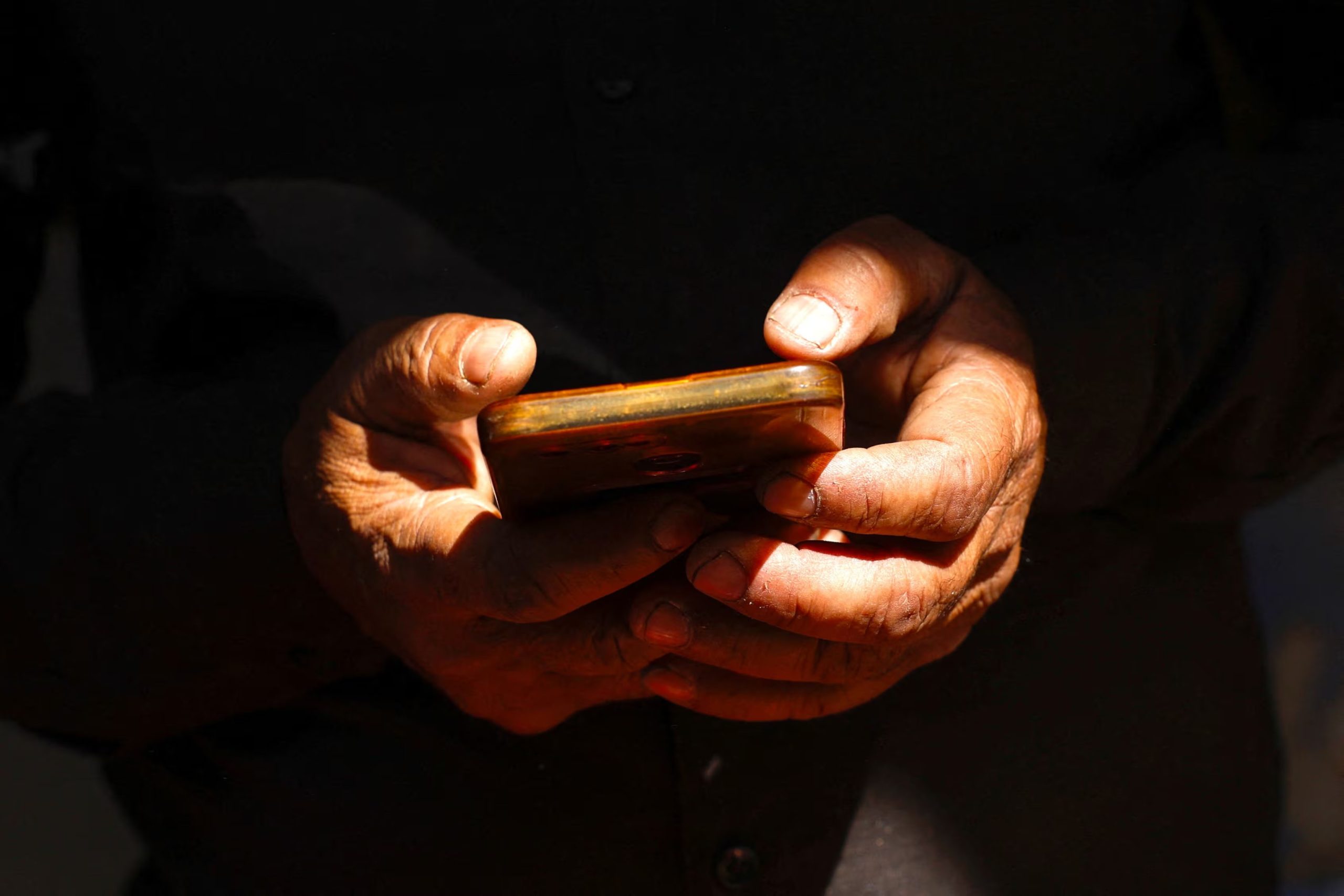 Cuando tiembla, olvida las llamadas: SMS gratis, la opción más segura para comunicarte - REUTERS/Priyanshu Singh/File Photo