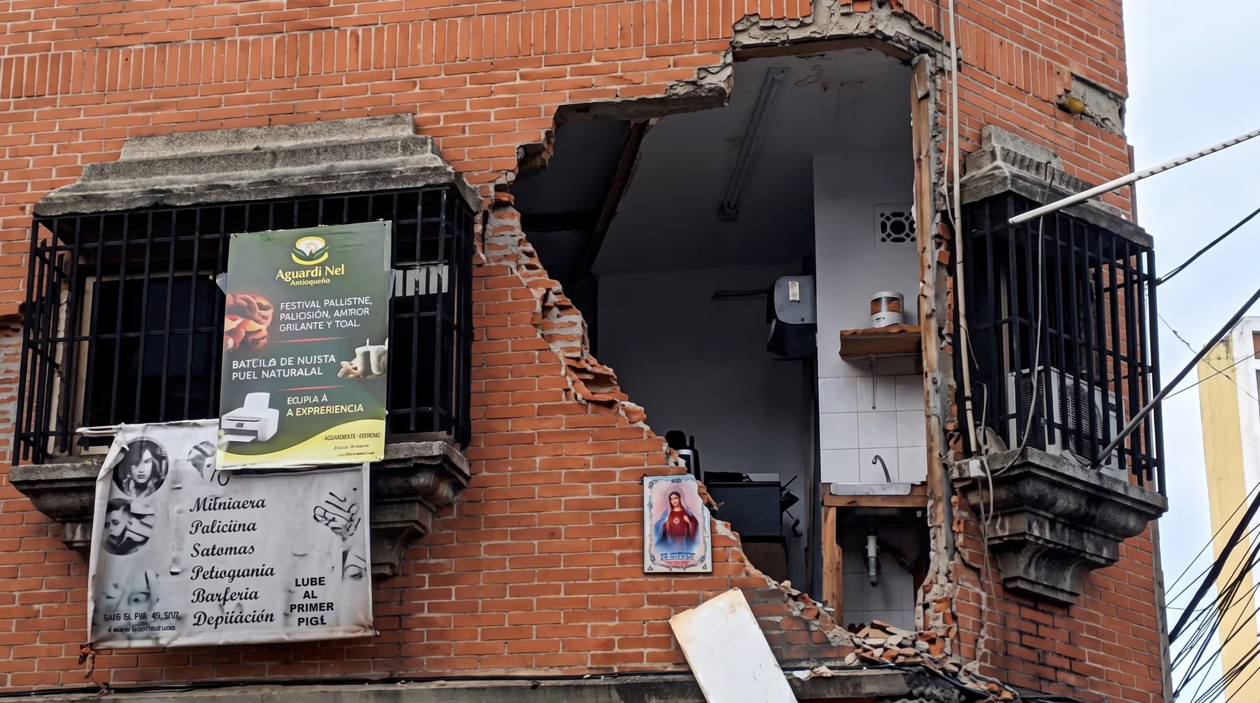 Un edificio de ladrillo presenta un muro exterior derrumbado que expone su interior, reflejo de los daños estructurales causados por un terremoto en Venezuela. (Agencia Andina)