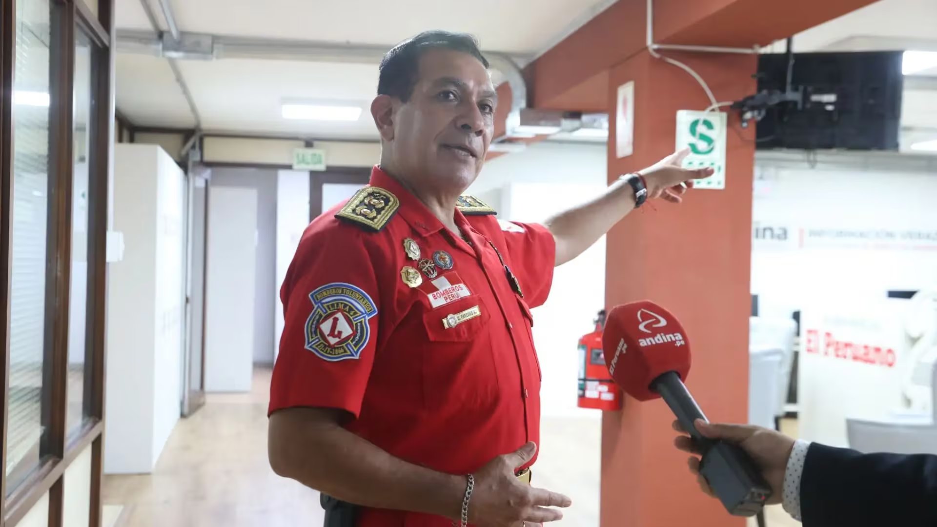 El comandante Carlos Paredes del Cuerpo de Bomberos del Perú explica a Andina Noticias las acciones preventivas y de evacuación en caso de sismos en el país. (Agencia Andina)