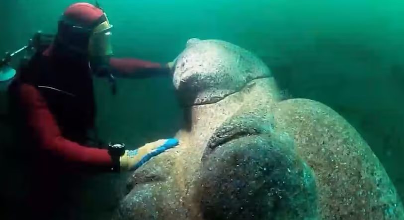 Estatuas colosales y templos dedicados a dioses egipcios y griegos yacen en el lecho marino del Nilo 