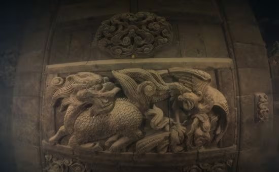 Relieves de leones y dragones permanecen visibles gracias a la protección del agua dulce (captura de video carolyna wang)