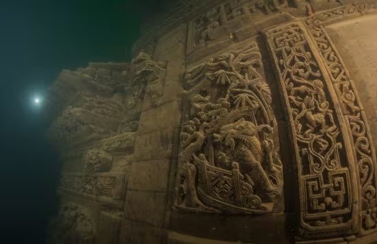 Las torres y techos originales se mantienen intactos a más de 25 metros de profundidad (captura de video carolyna wang)