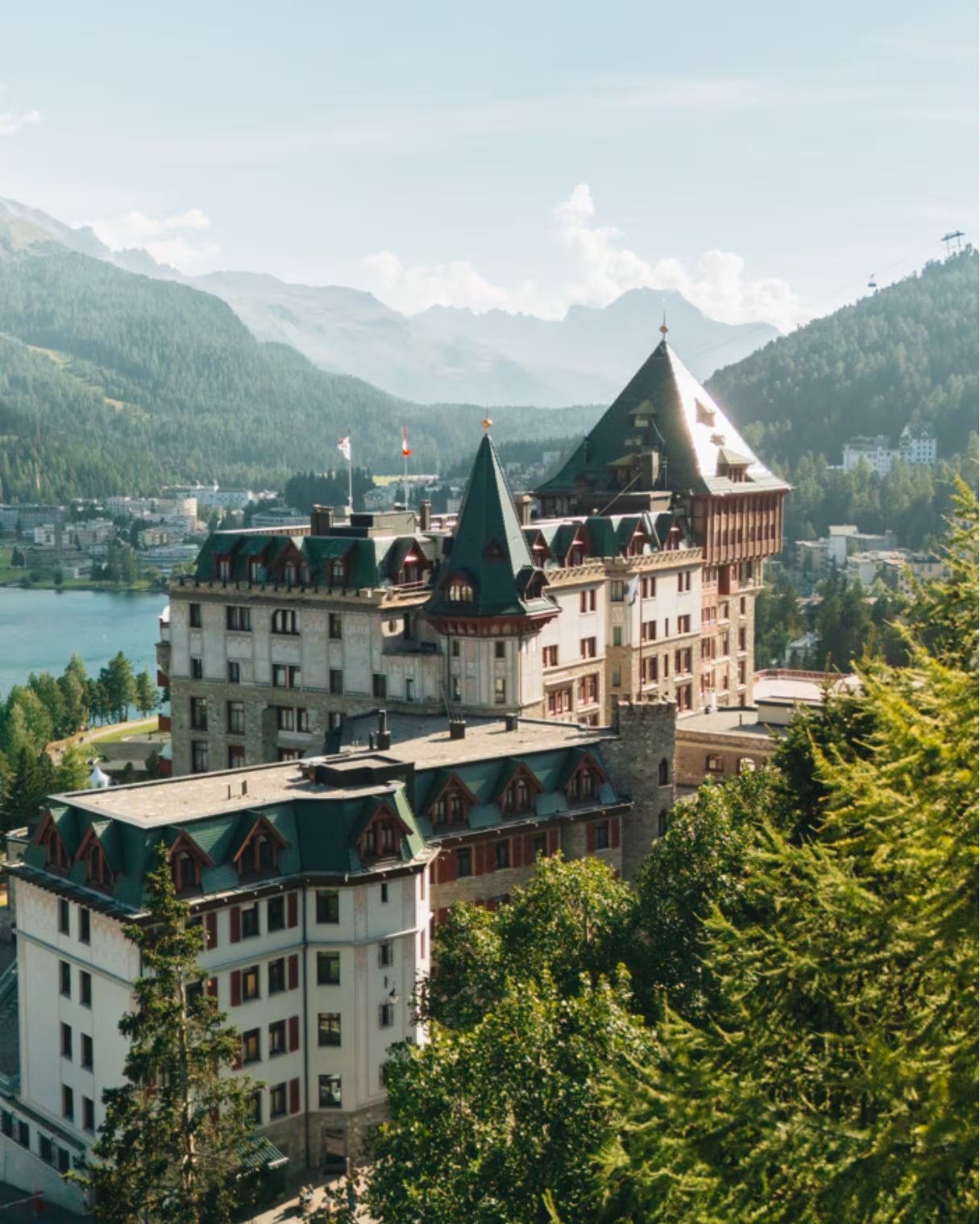 La propiedad de St. Moritz, con 47 suites y un edificio neogótico frente al lago, integra la selección internacional y sostiene su operación con una estructura que en invierno llega a 700 empleados (Instagram: @badruttspalace)