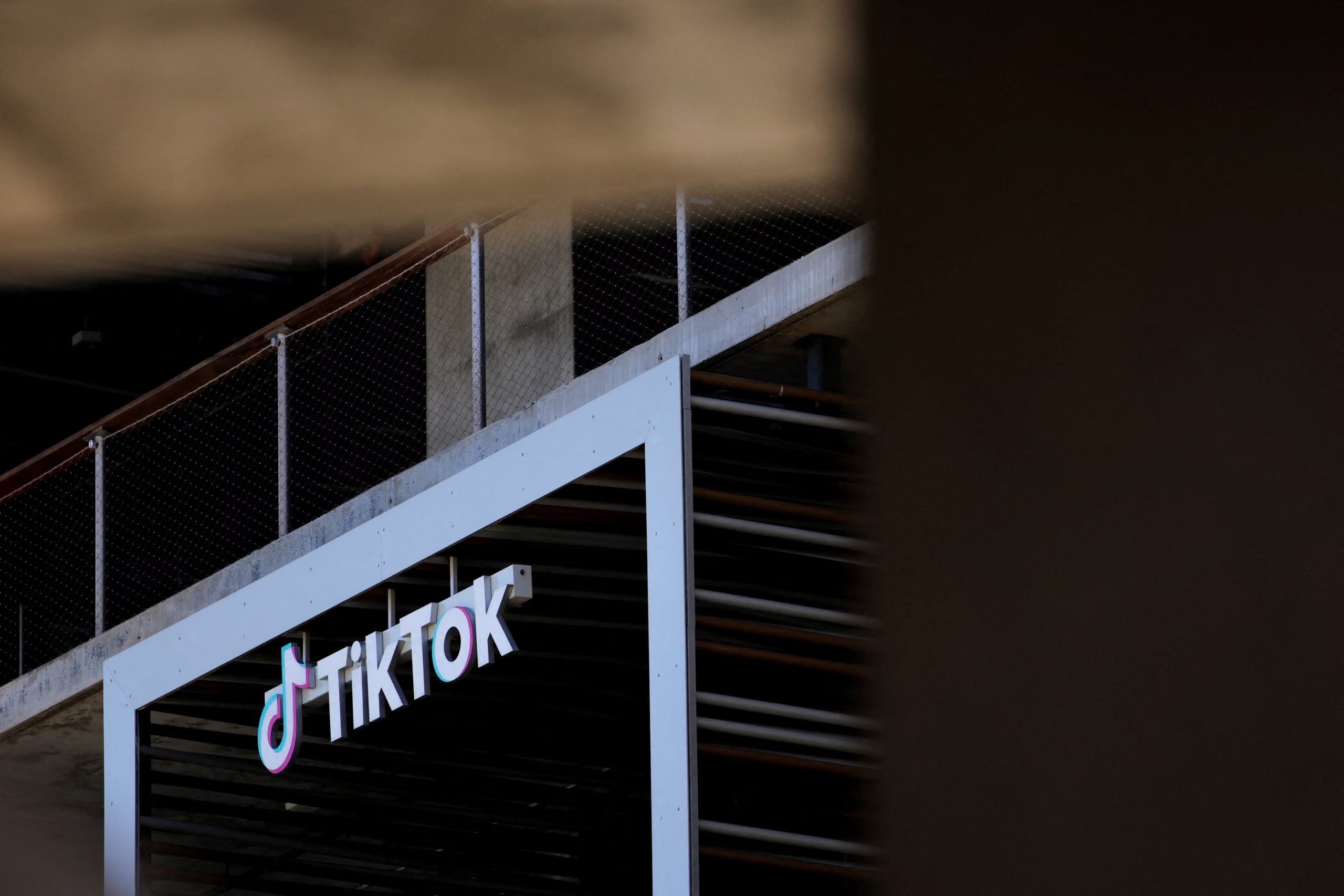 TikTok atribuyó los despidos en Nashville a la necesidad de optimizar operaciones y alinear sus equipos para el crecimiento a largo plazo (REUTERS/Daniel Cole/File Photo)