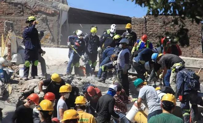 El alcalde Alejandro Eder dijo que la crisis humanitaria tras el terremoto en Cali se extenderá alrededor de tres meses - crédito Alcaldía de Cali
