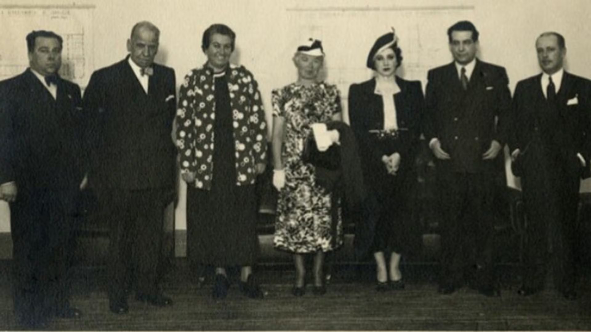 Imagen oficial del evento que reunió a las tres grandes poetas en enero de 1938. Rodeadas de funcionarios, en el medio, de izquierda a derecha: Gabriela Mistral, Alfonsina Storni y Juana de Ibarbourou.