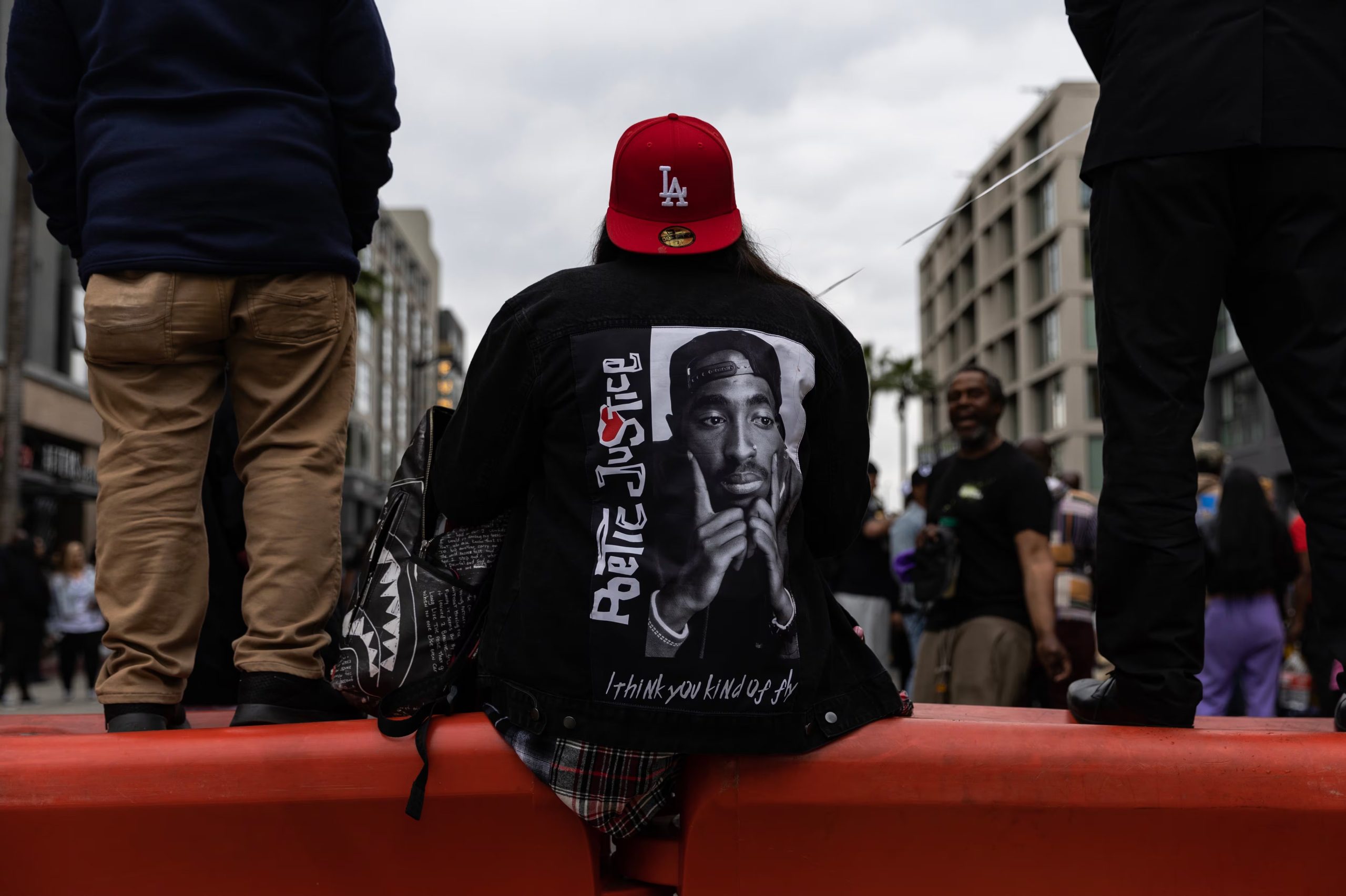 Shakur, hijo de un integrante de los Panteras Negras, creció entre Harlem y Baltimore antes de convertirse en una de las principales figuras asociadas con la escena musical de California (EFE)