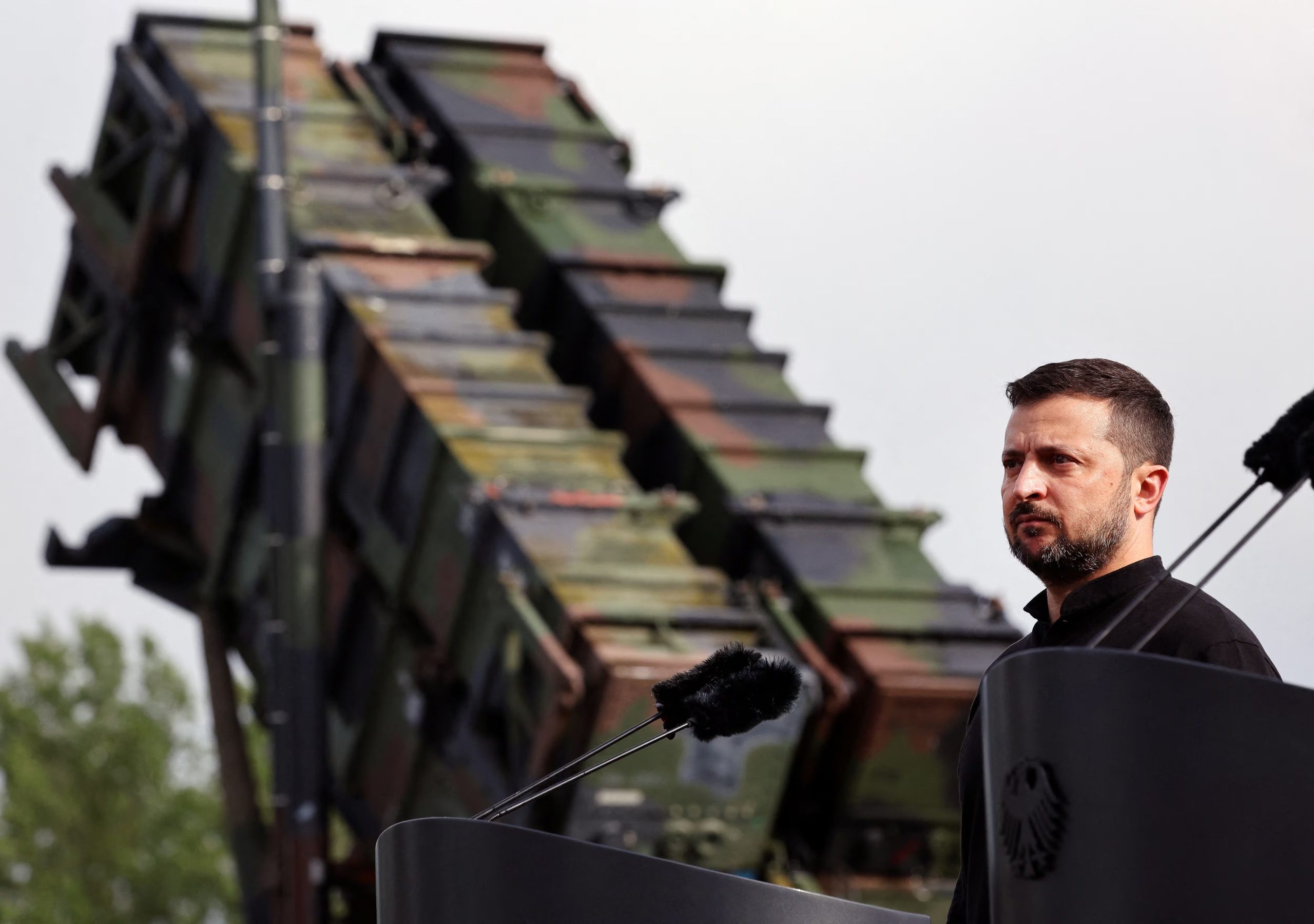 El presidente ucraniano, Volodímir Zelensky, observa durante una visita a una zona de entrenamiento militar para conocer el entrenamiento de soldados ucranianos en el sistema de misiles antiaéreos