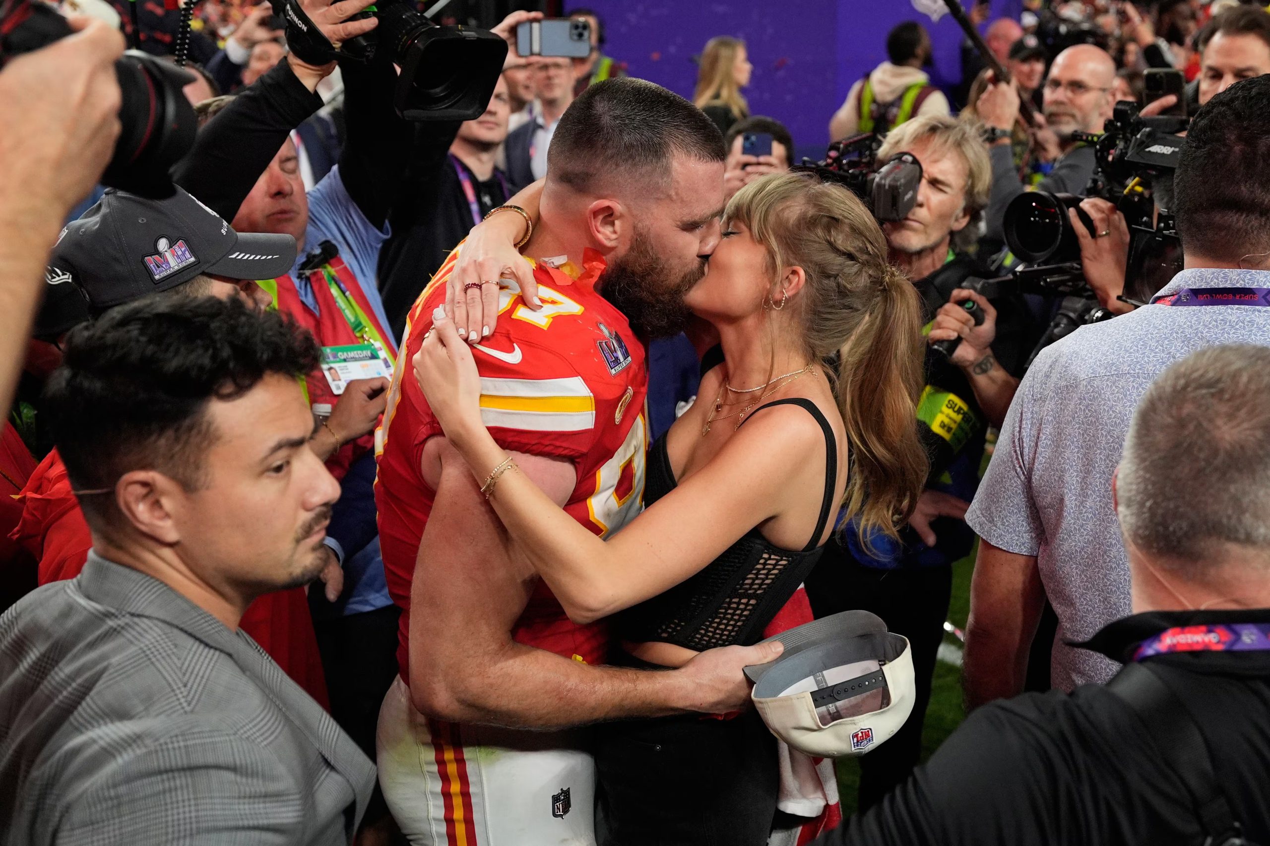 La boda de Travis Kelce y Taylor Swift en Nueva York recibió su primera confirmación pública con un comunicado de la representante de Swift y un mensaje en las pantallas del estadio - (Foto AP/John Locher, archivo)