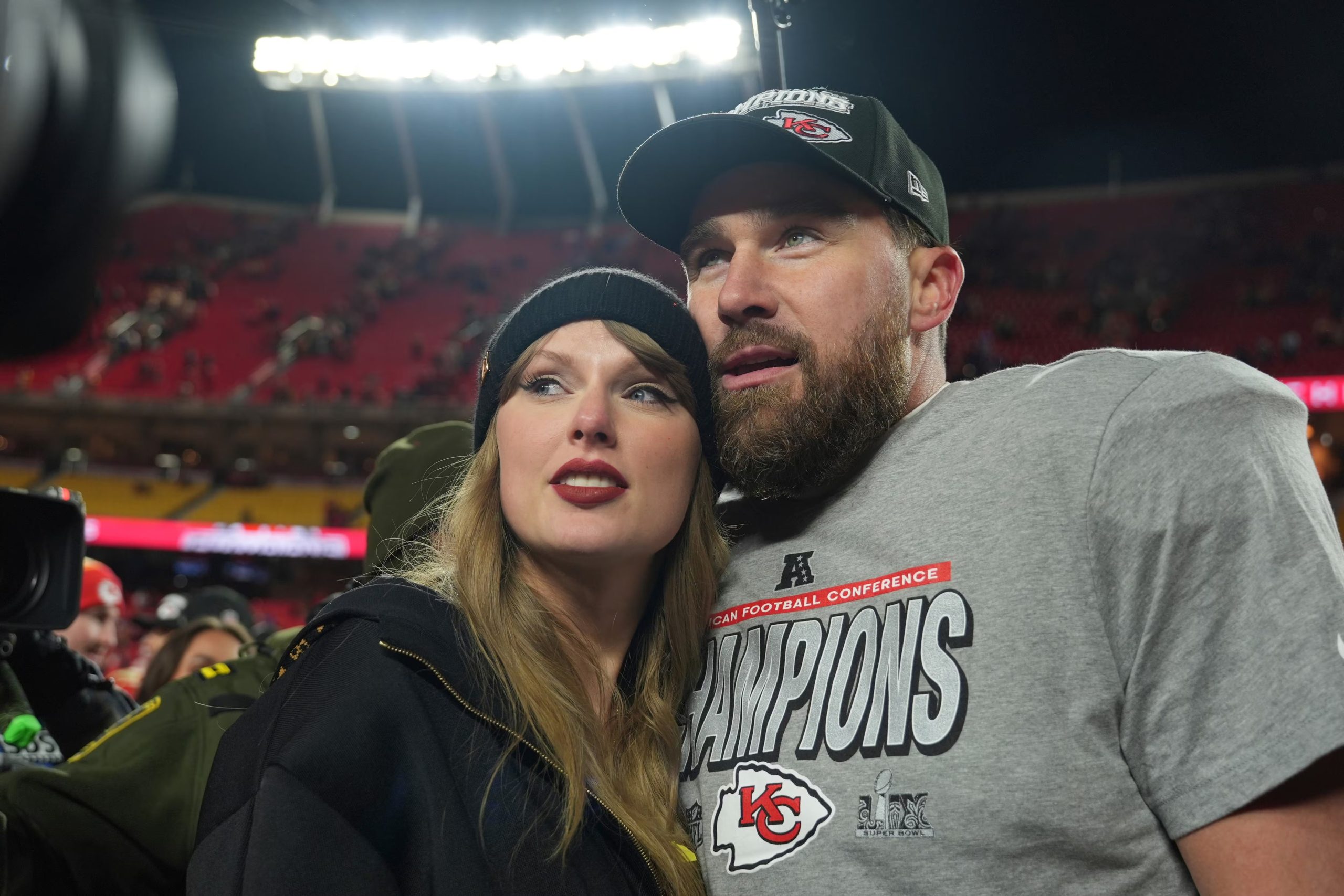Travis Kelce dijo que casarse en el Madison Square Garden cumplió un sueño de infancia y agradeció a la familia Dolan por permitir un evento privado - (Foto AP/Charlie Riedel, archivo)