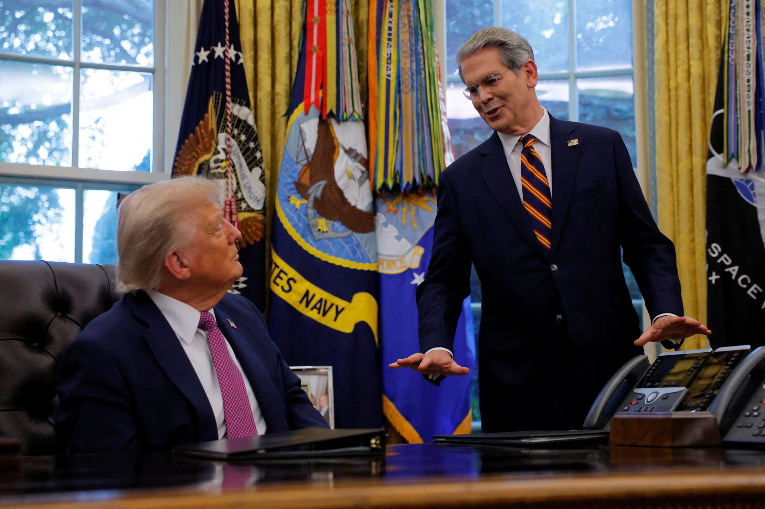 Donald Trump y Scott Bessent en el Salón Oval, (Casa Blanca, Estados Unidos)