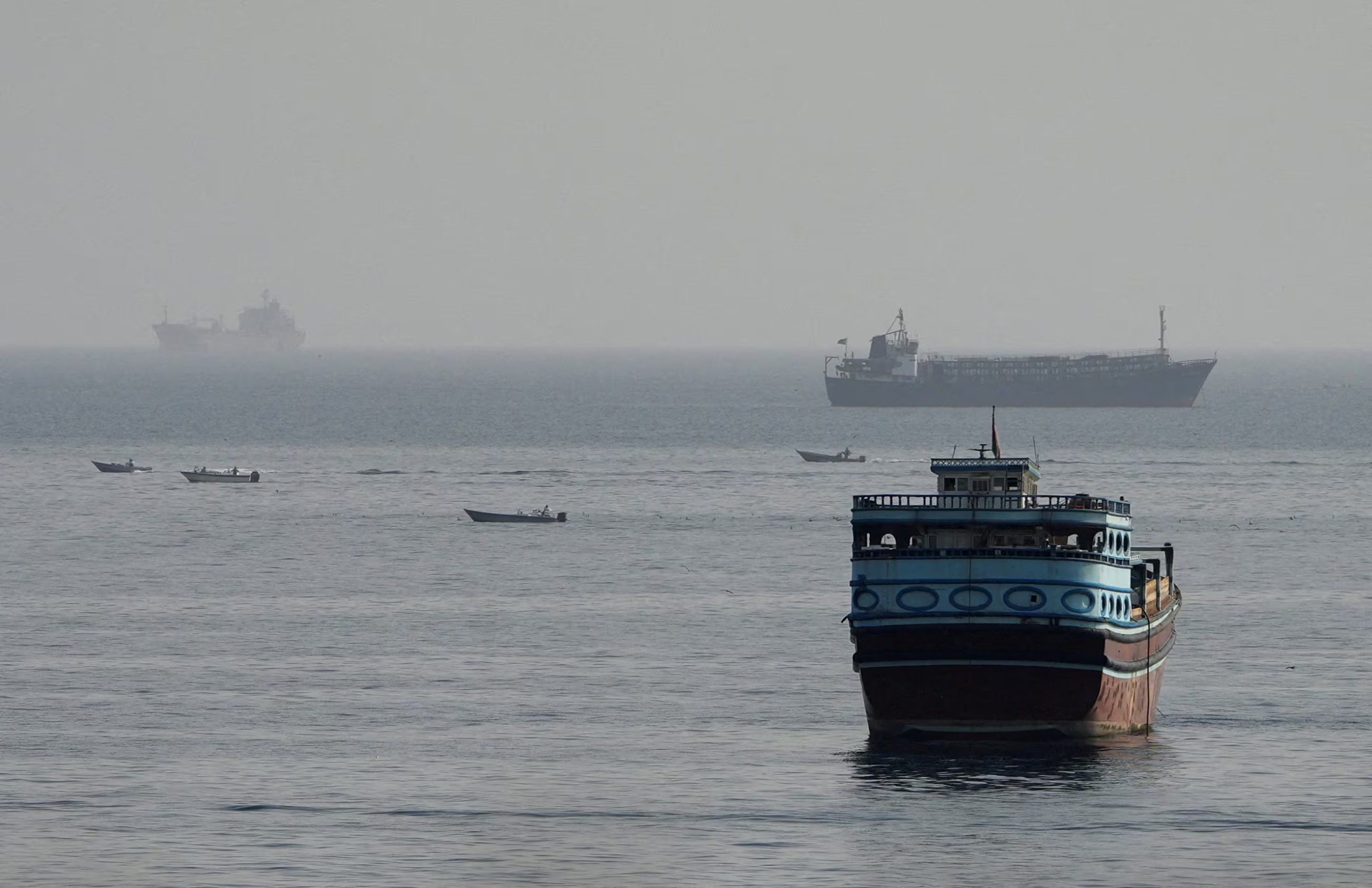 La Organización Marítima Internacional de las Naciones Unidas informó que al menos 17 marineros murieron en 64 incidentes registrados en el estrecho desde el inicio del conflicto (REUTERS)