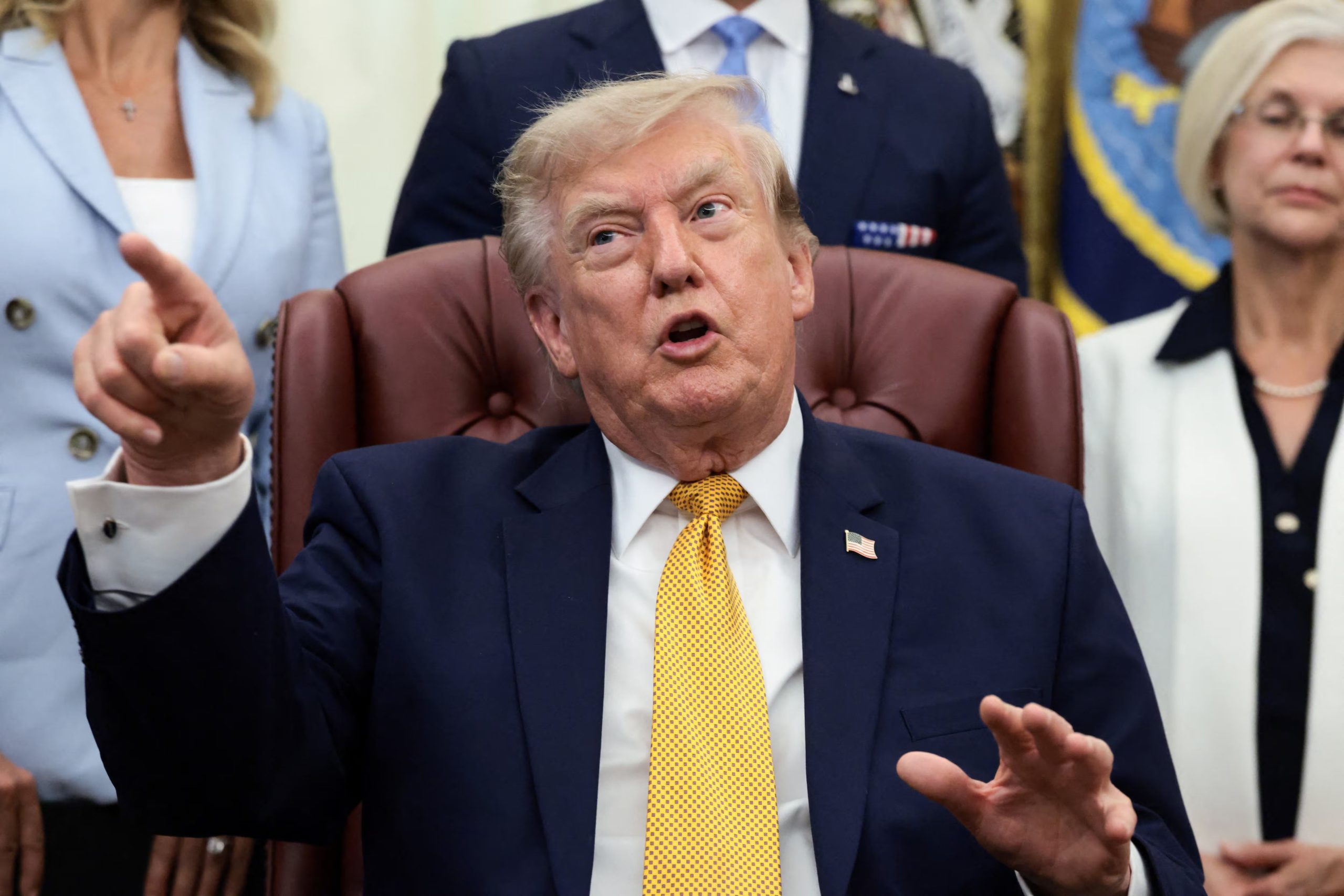 El presidente de Estados Unidos, Donald Trump, responde preguntas de la prensa en el Despacho Oval de la Casa Blanca, tras firmar una orden ejecutiva en Washington (REUTERS/Evelyn Hockstein)