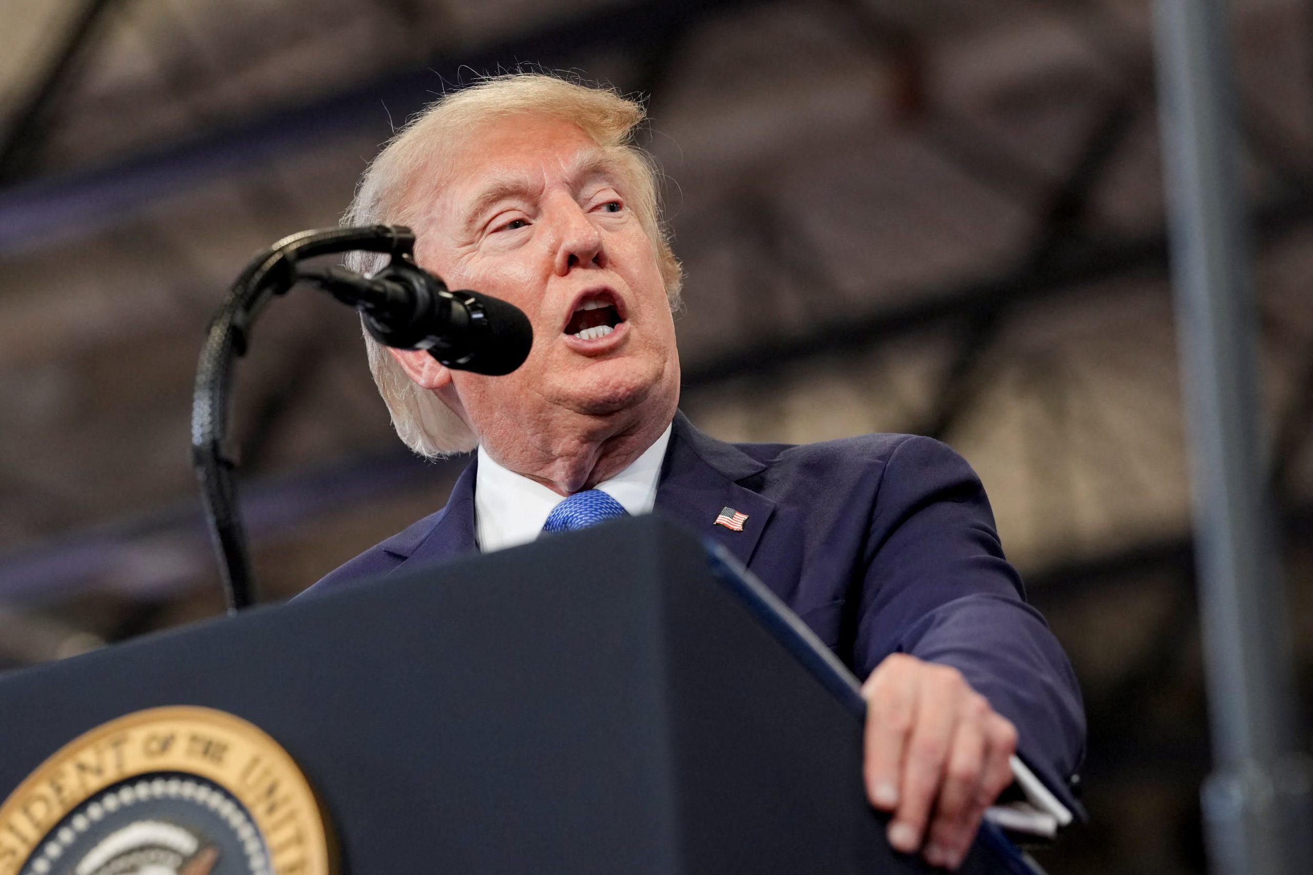 El mandatario republicano afirmó que Teherán enfrenta una fuerte presión militar y sostuvo que Washington mantiene bloqueado el paso de embarcaciones por la estratégica vía marítima. “Ningún barco puede pasar a menos que nosotros queramos”, agregó (REUTERS/Ken Cedeno)