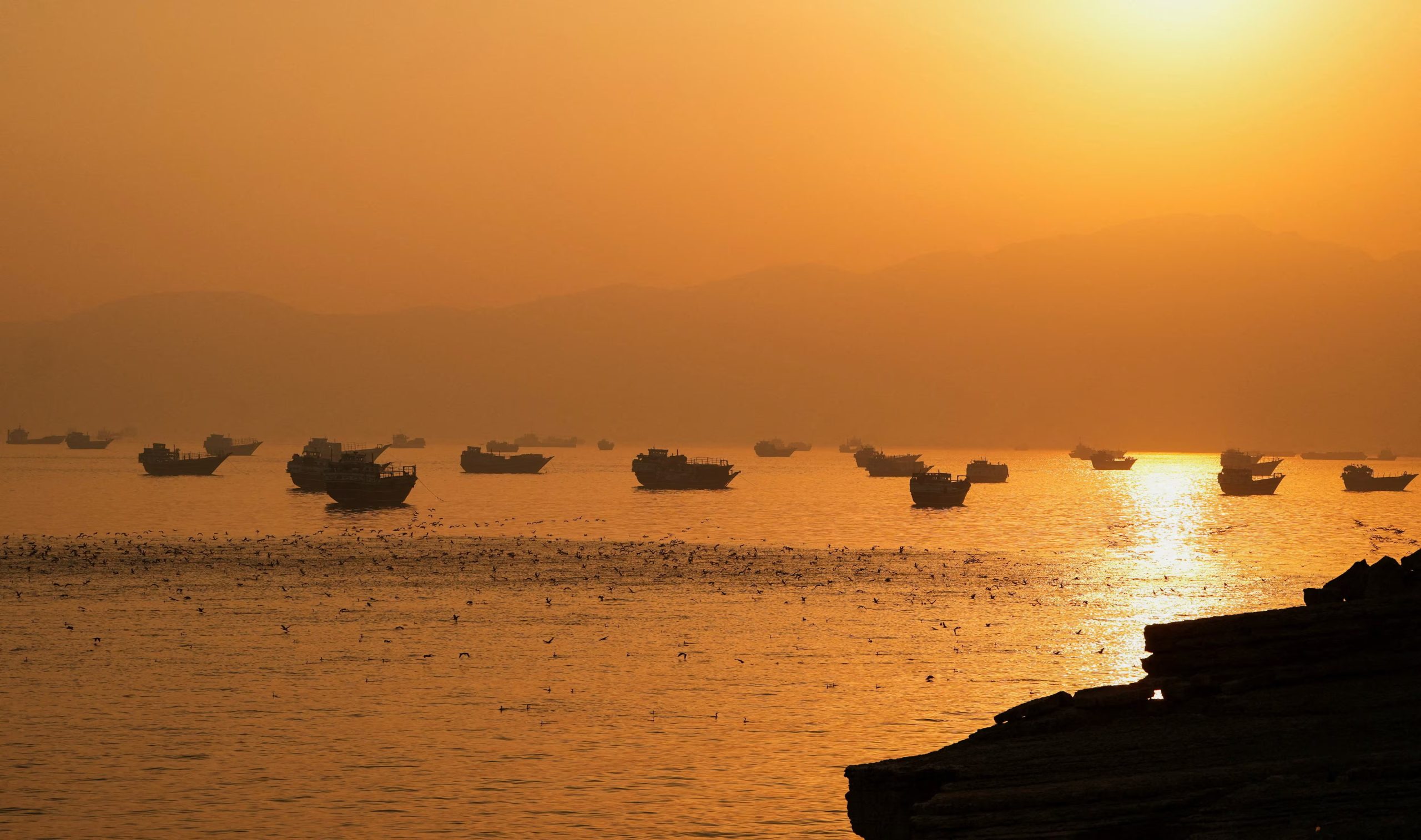 Embarcaciones en el estrecho de Ormuz, vistas desde Musandam, Omán (REUTERS/Archivo)
