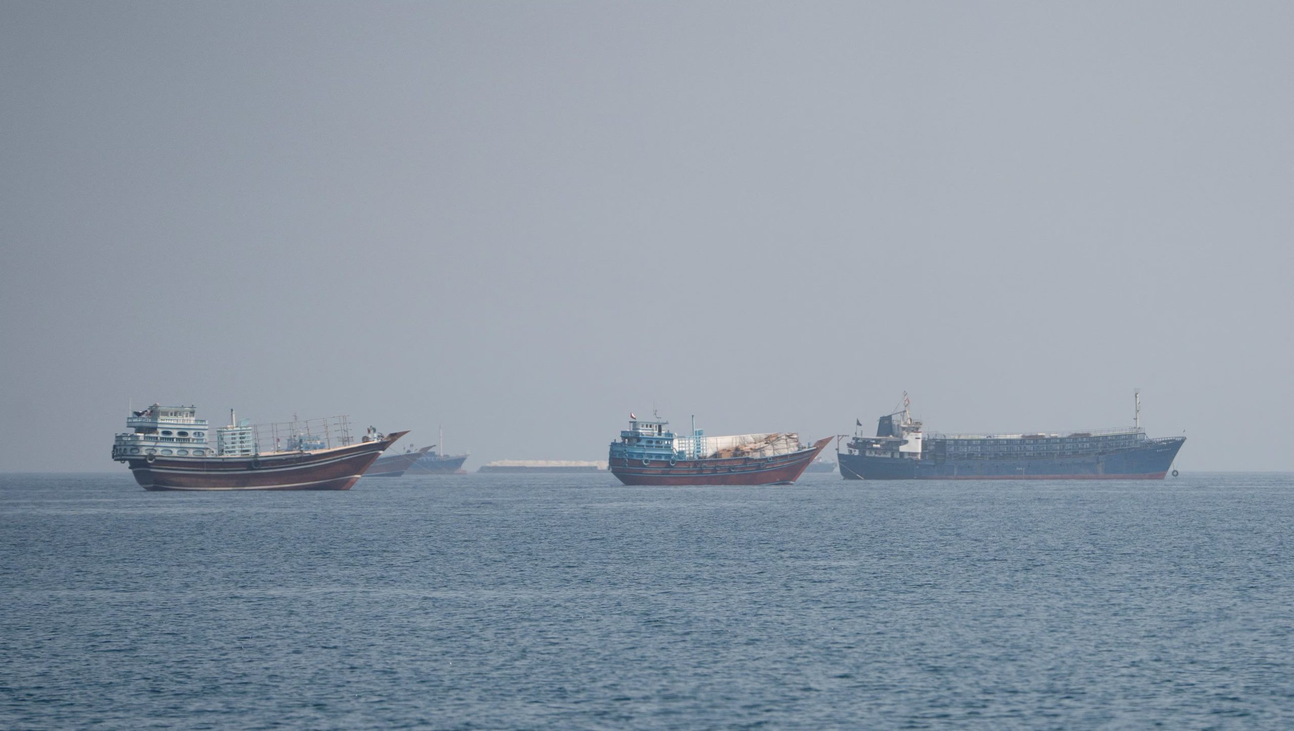 Embarcaciones cerca del estrecho de Ormuz, vistas desde Musandam, Omán, el 24 de agosto de 2026. REUTERS/Stringer