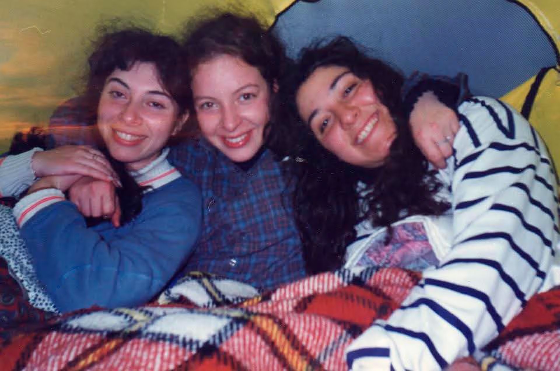 Los primeros pasos en la religión fueron acompañada de una amiga.