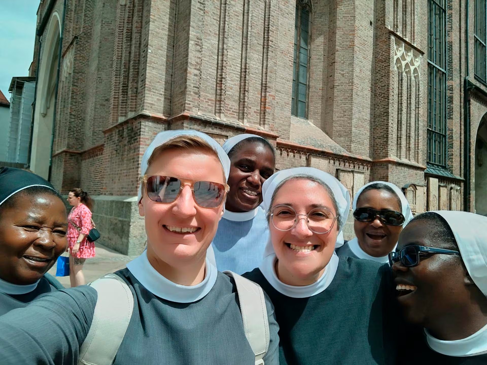 En su labor como religiosa realizo misiones en distintos lugares del mundo.