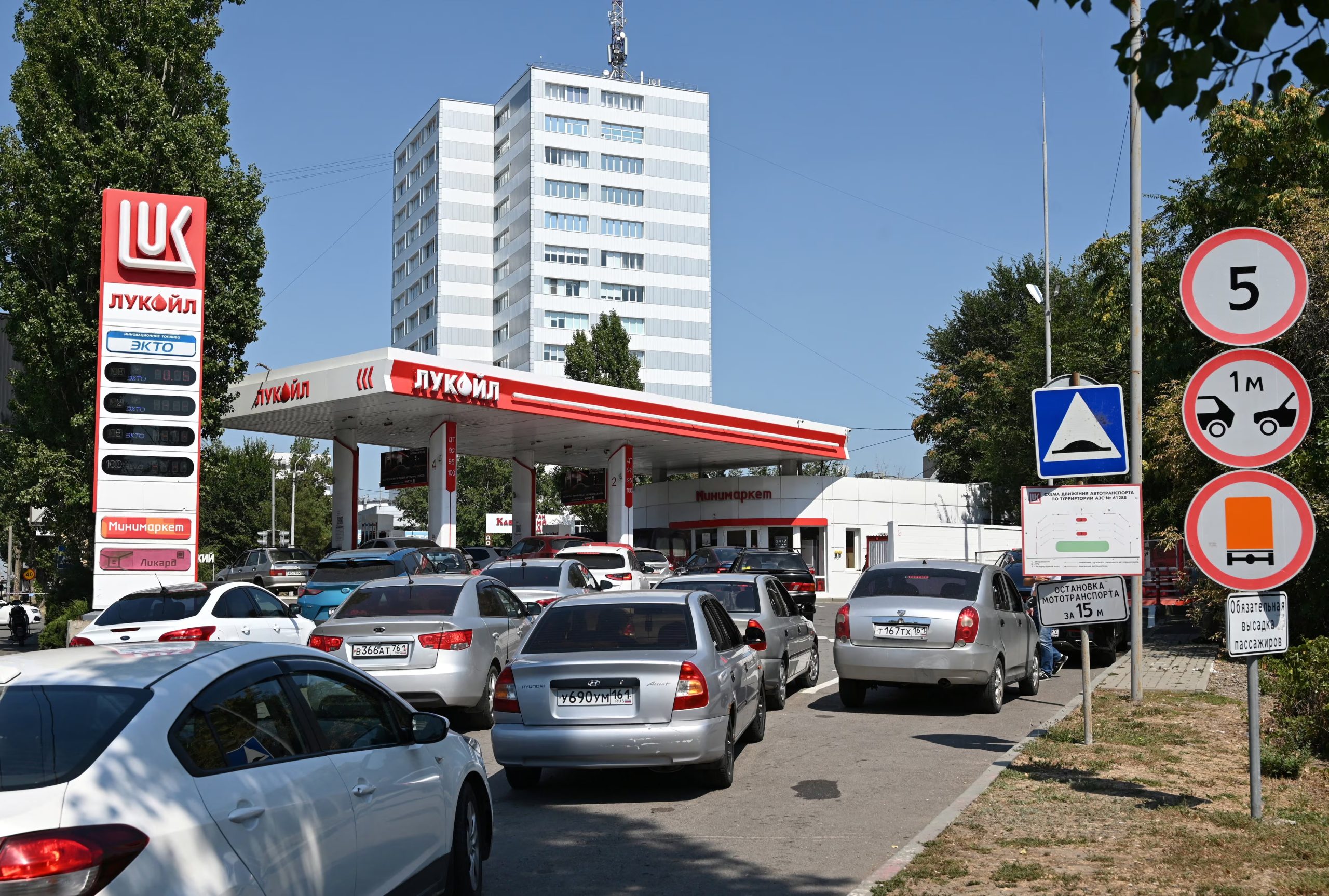 Autos hacen fila para cargar combustible en una estación de Lukoil, en medio de la escasez que atraviesa Rusia tras los ataques ucranianos contra sus refinerías, en Rostov del Don (REUTERS/Sergey Pivovarov)