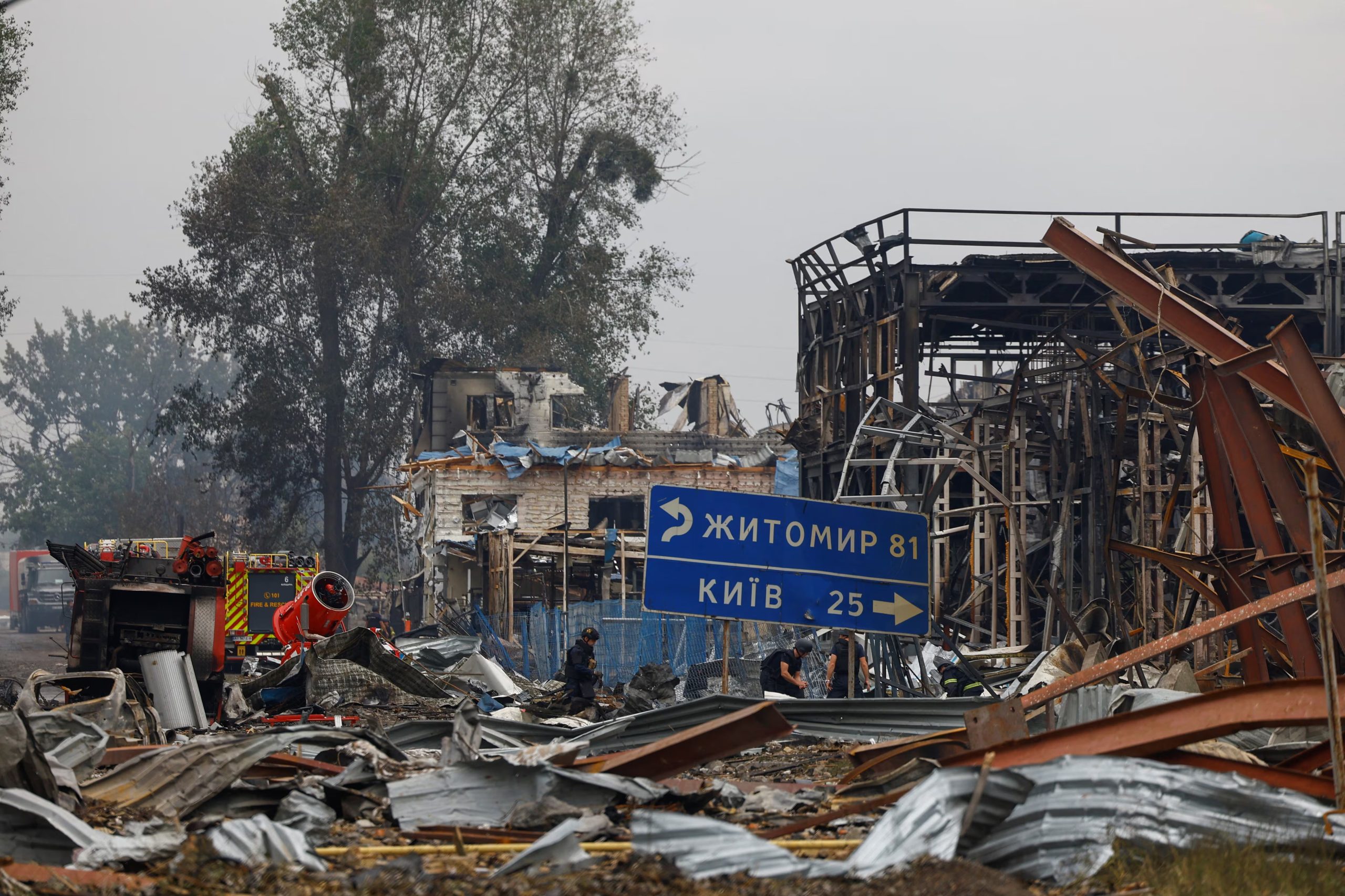 Rescatistas trabajan en el sitio del ataque ruso con drones que dejó al menos 38 muertos en un depósito de municiones cerca de Kiev (REUTERS/Valentyn Ogirenko)