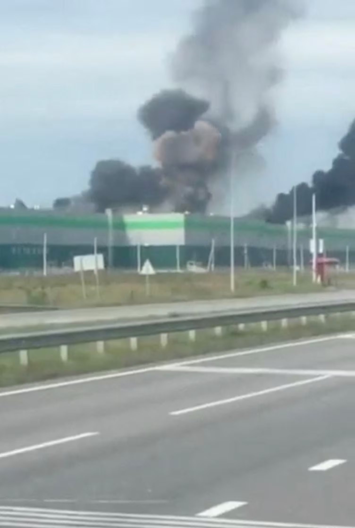 Humo y fuego se elevan desde una instalación de Wildberries en Baskortostán, la empresa que ya perdió hasta un tercio de su espacio de almacenamiento por los ataques (Redes sociales/REUTERS)