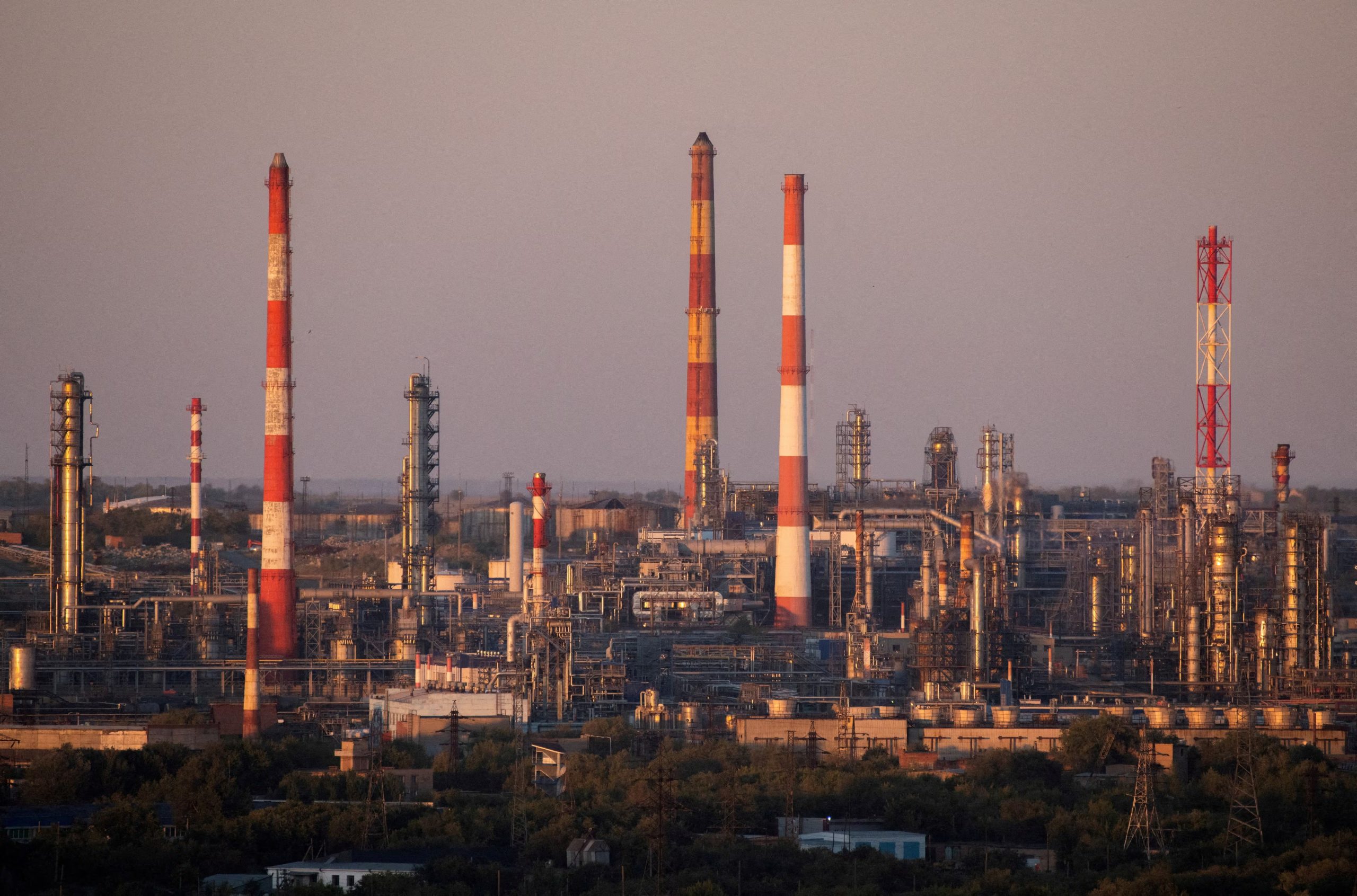 Vista general de la refinería Orsknefteorgsintez, en Orsk, que quedará fuera de servicio por al menos seis meses tras un ataque ucraniano (REUTERS/Stringer/Archivo)