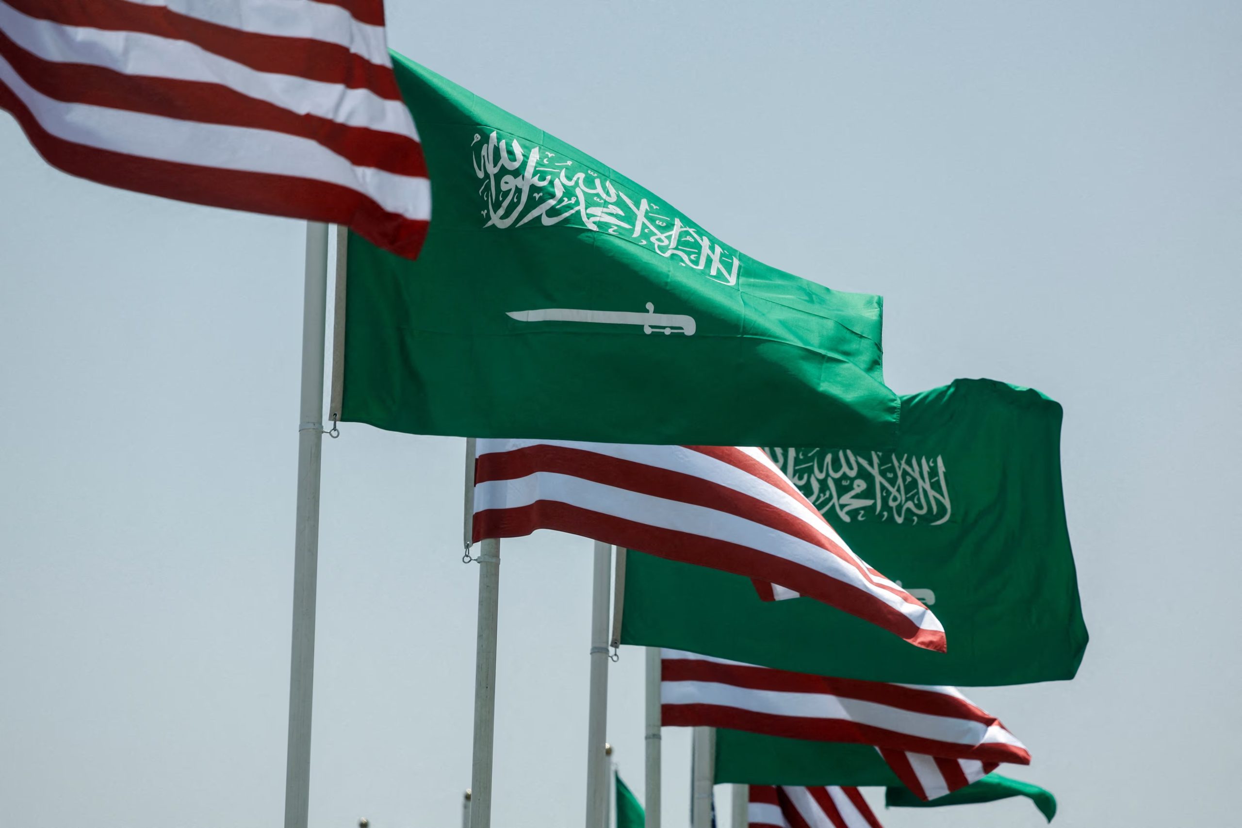 FOTO DE ARCHIVO: Banderas de Estados Unidos y Arabia Saudí ondean a lo largo de una autopista de Riad, captadas a través del cristal de un coche, antes de la llegada del presidente estadounidense Donald Trump a Riad, Arabia Saudí, el 12 de mayo de 2025
REUTERS/Hamad I Mohammed/File Photo
