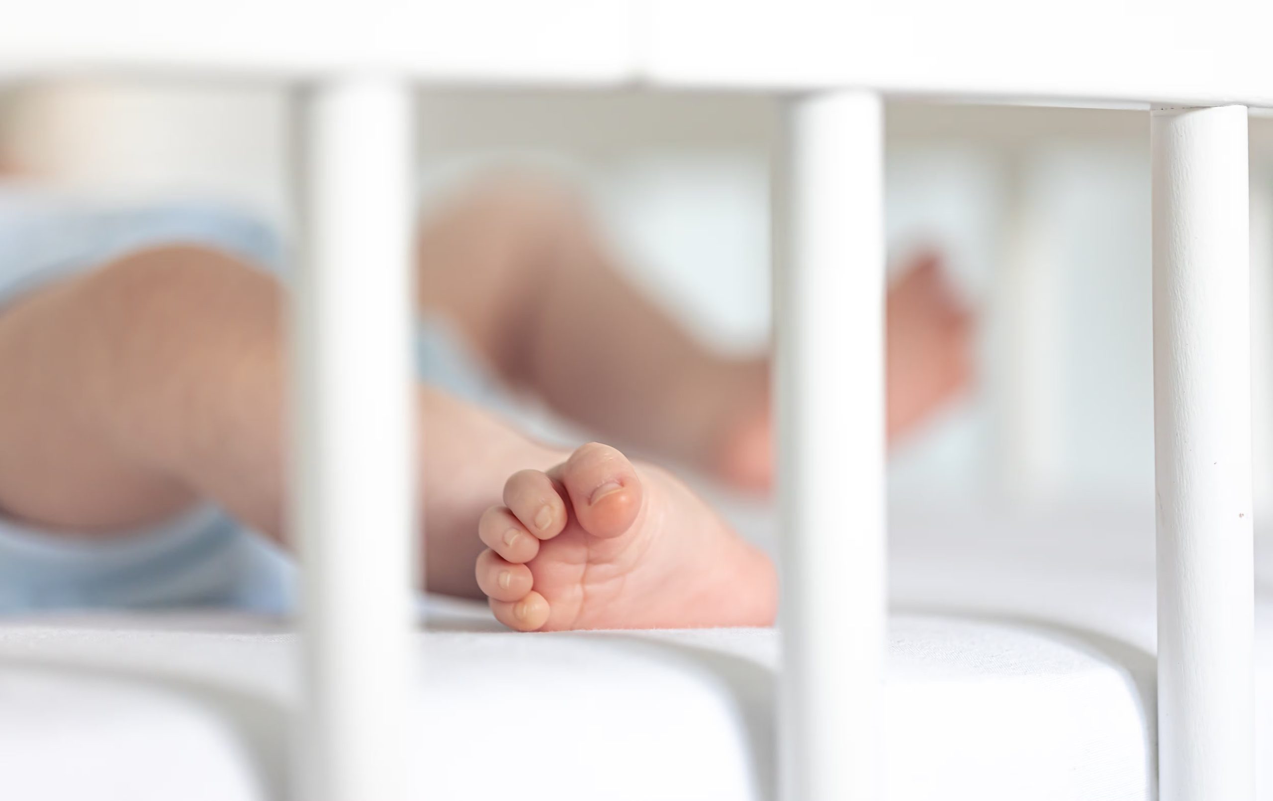 Un bebé en una cuna (Magnific)
