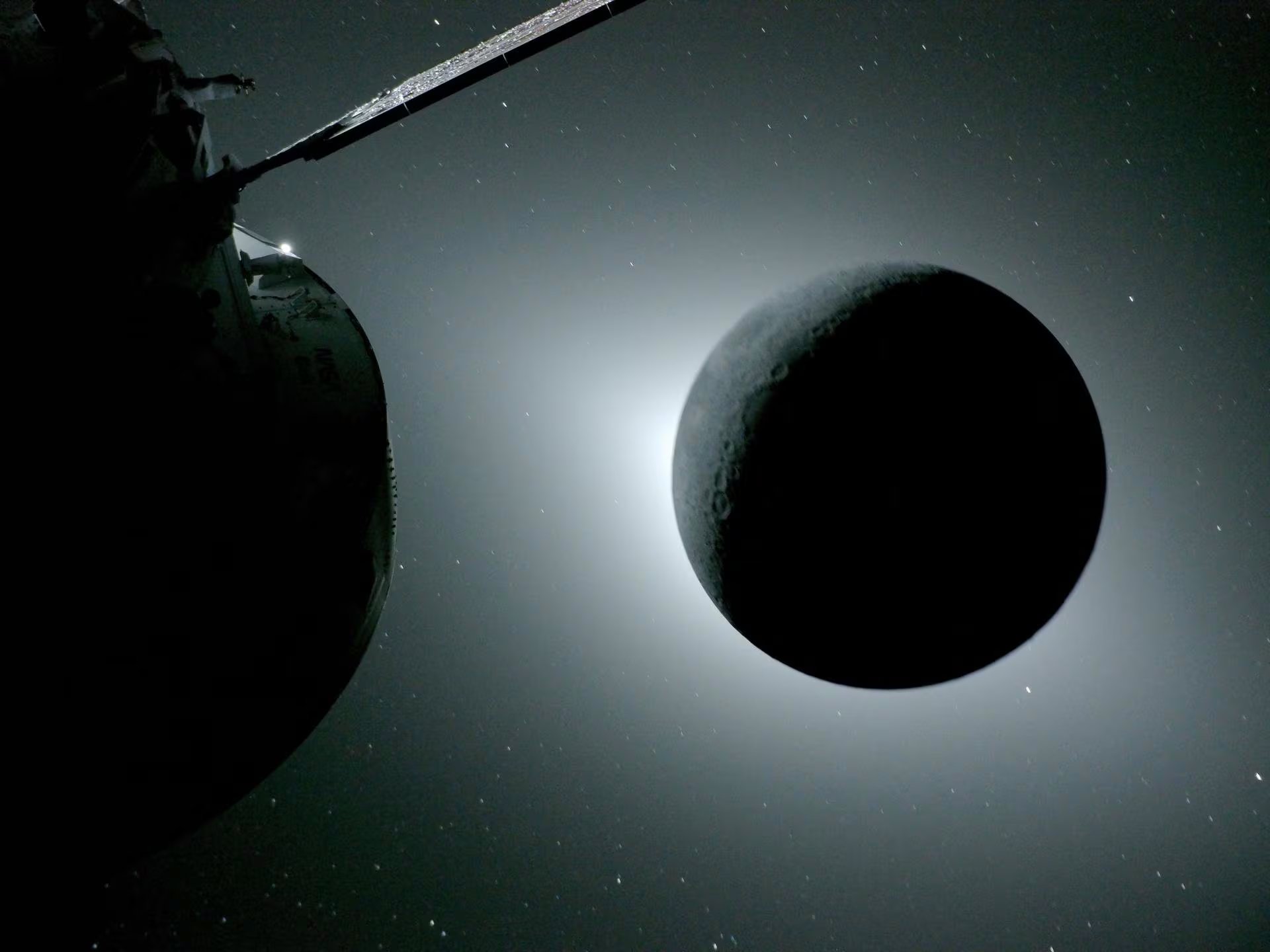 El polvo y los escombros expulsados se habrían extendido varios kilómetros sobre la superficie lunar y permanecerán visibles durante milenios - NASA
