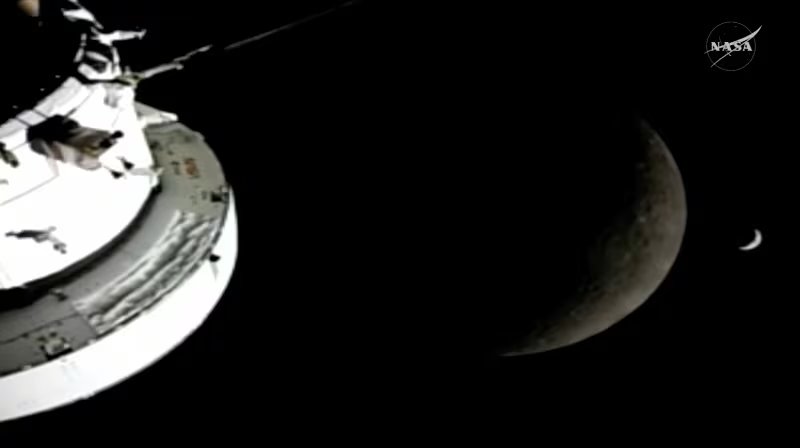 FOTO DE ARCHIVO. Vista de la Luna y la Tierra mientras la nave espacial Orión de la misión Artemis II se acerca para alcanzar su punto más lejano de la Tierra, en esta captura de pantalla tomada de una transmisión en vivo el 6 de abril de 2026. NASA/Cedida a REUTERS